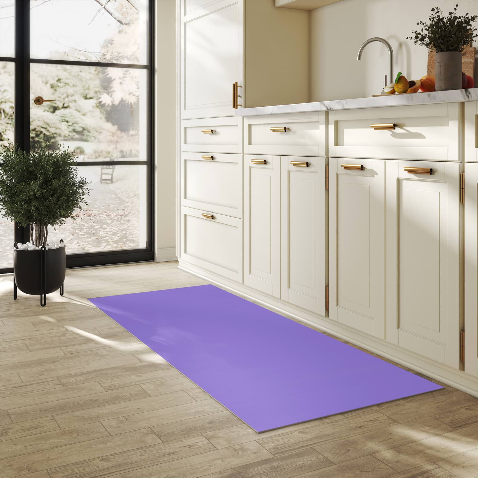 Feuchtigkeitsresistenter Küchenteppich mit Motiv Violetter Hintergrund I in heller Küche