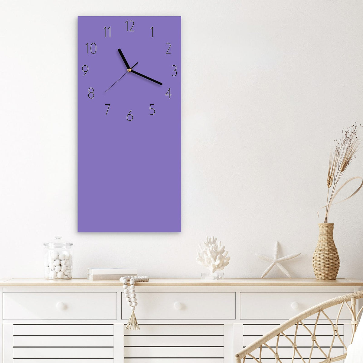 Wanduhr aus Glas im Hochformat Lavendelviolett mit Ziffernblatt Elegant über einem weißen Sideboard