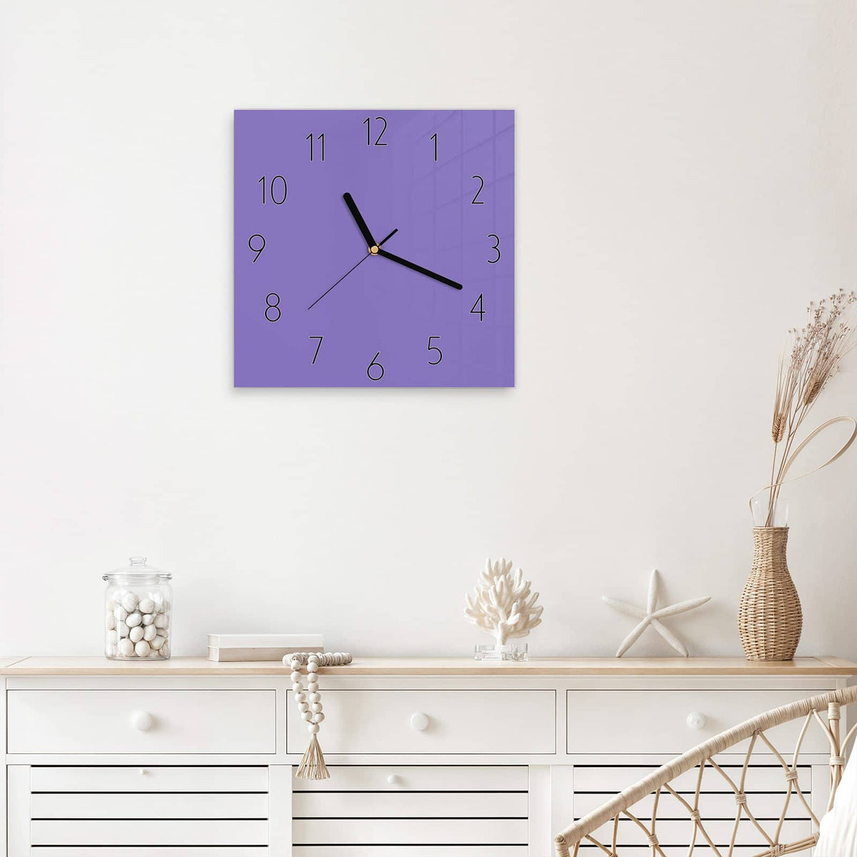 Wanduhr Lavendelviolett aus Glas – Quadratisch 30 × 30 cm – Einfarbiges Violett in klarer Optik