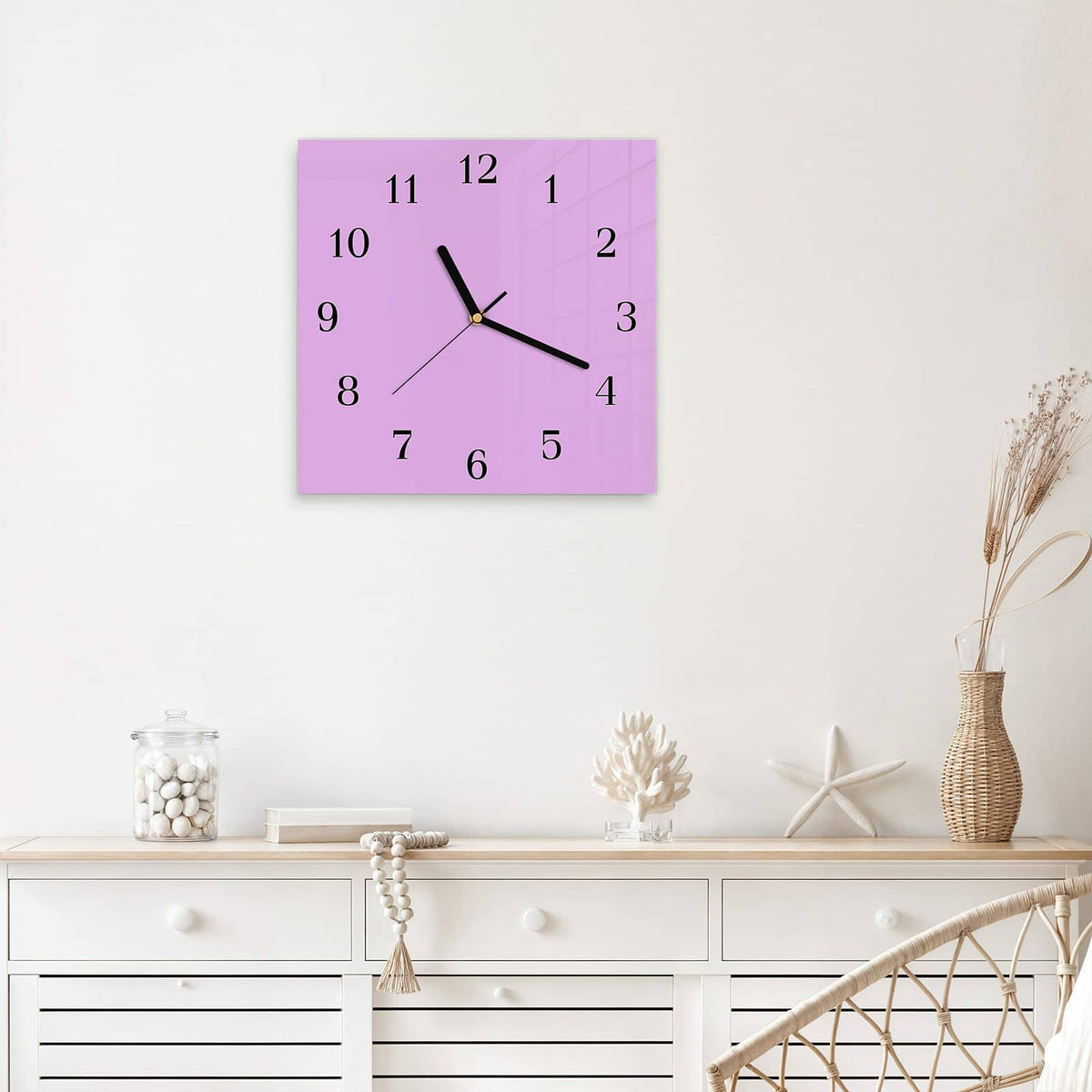Quadratische Wanduhr aus Glas Fliederlila mit Ziffernblatt Klassisch über einem weißen Sideboard