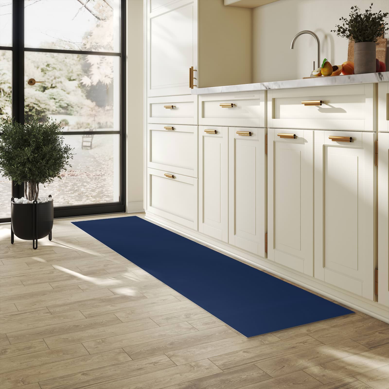 Bodenschonender Bodenläufer-Teppich mit Motiv Marineblauer Hintergrund I in heller Küche