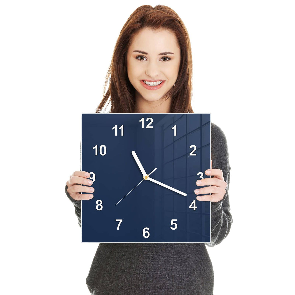 Quadratische Wanduhr aus Glas Mitternachtsblau in zwei Händen gehalten – Größenvergleich, 30 × 30 cm
