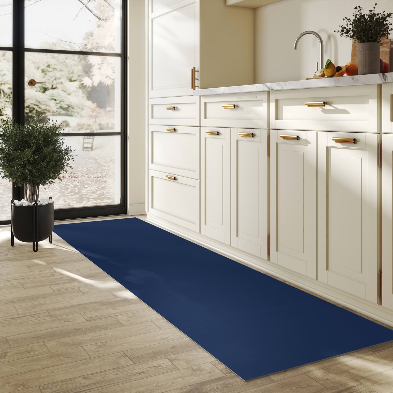 Zeitsparender Küchenteppich mit Motiv Marineblauer Hintergrund I in heller Küche - leicht waschbar