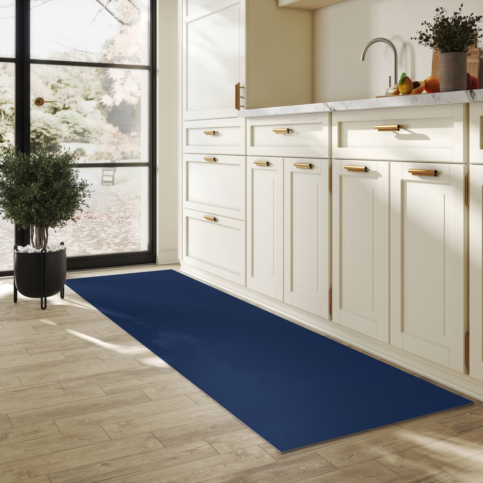 Küchenteppich mit Motiv Marineblauer Hintergrund I in heller Küche für sicheres Aufbewahren