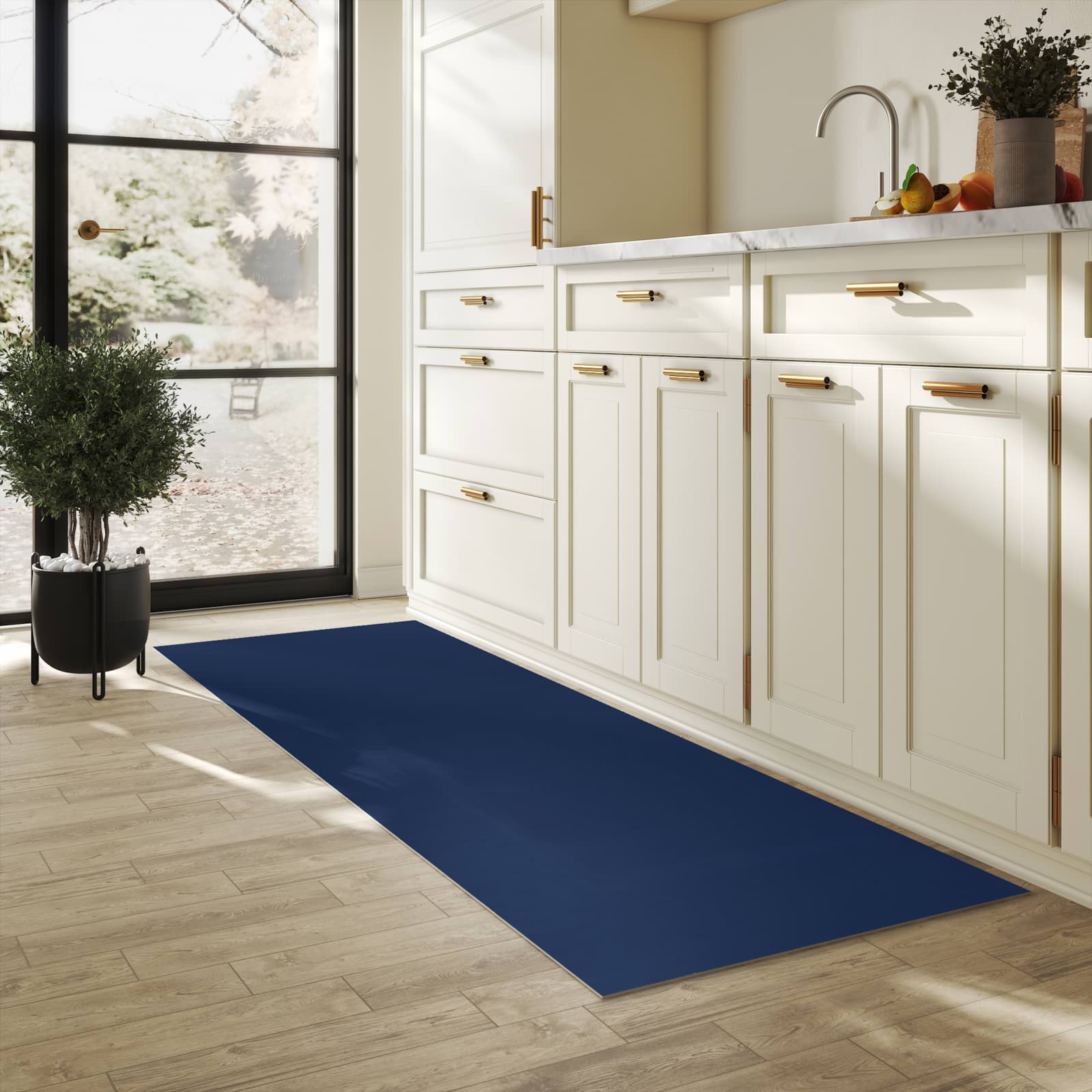 Formstabiler rutschfester Küchenteppich mit Motiv Marineblauer Hintergrund I in heller Küche
