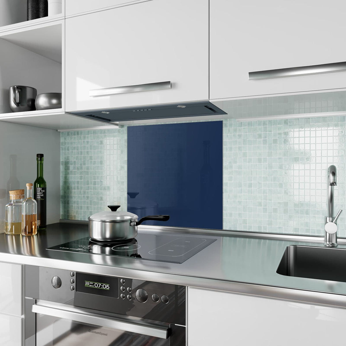 Küchenrückwand aus Glas Mitternachtsblau im quadratischen Format als Spritzschutz hinter dem Kochfeld, über dem Fliesenspiegel montiert