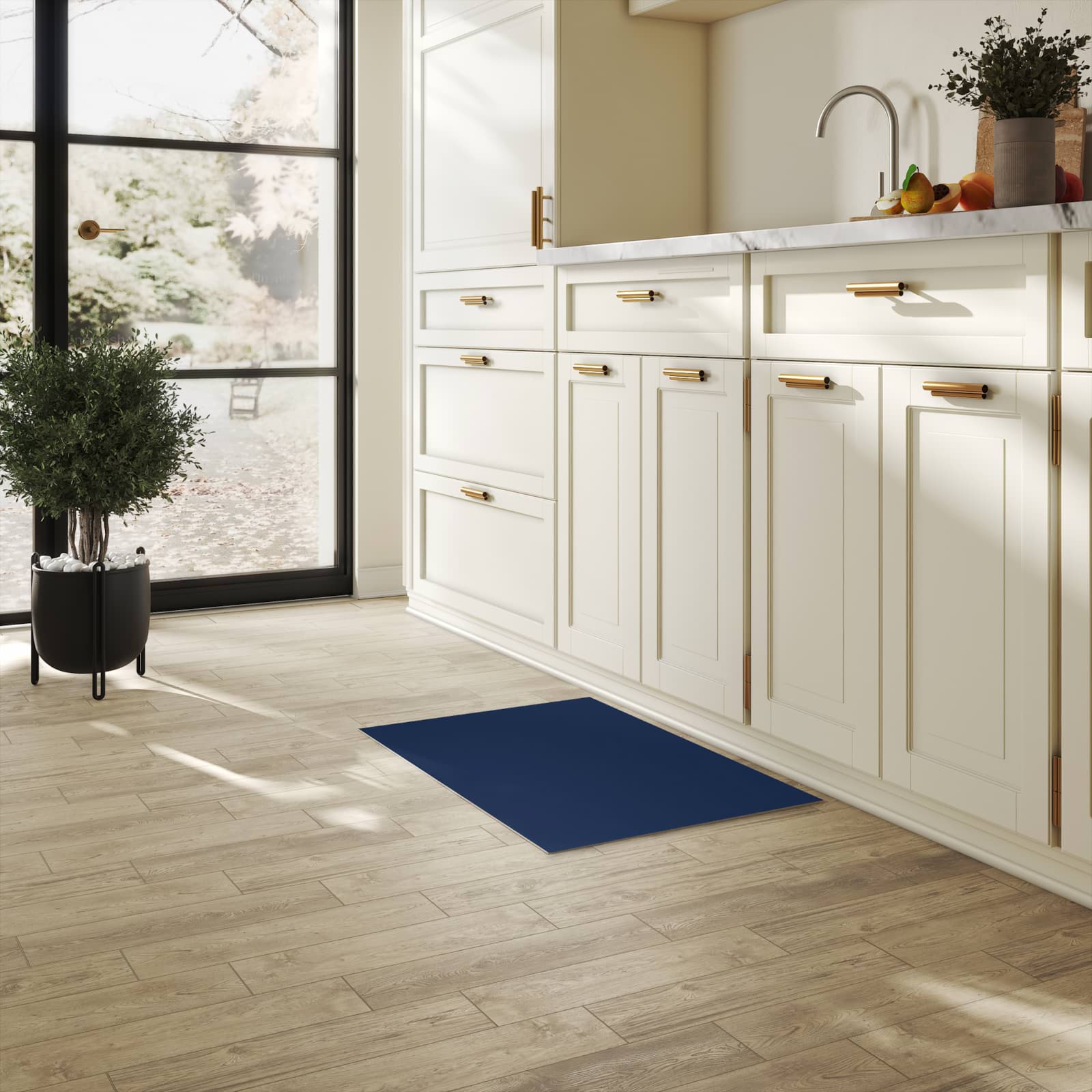 Bodenschonender waschbarer Küchenteppich mit Motiv Marineblauer Hintergrund I in heller Küche