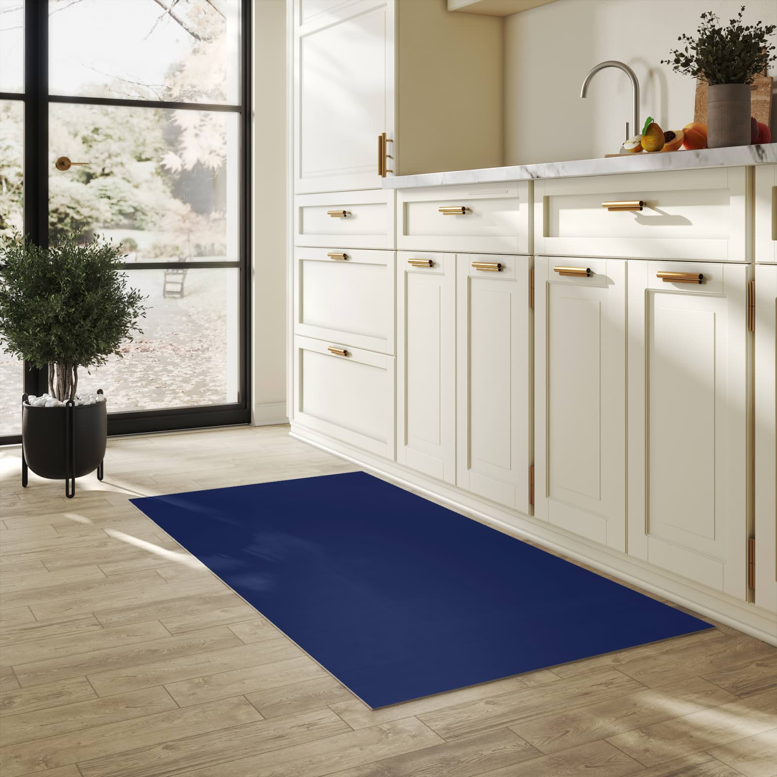 Hygienischer rutschfester Küchenteppich mit Motiv Marineblauer Hintergrund II in heller Küche