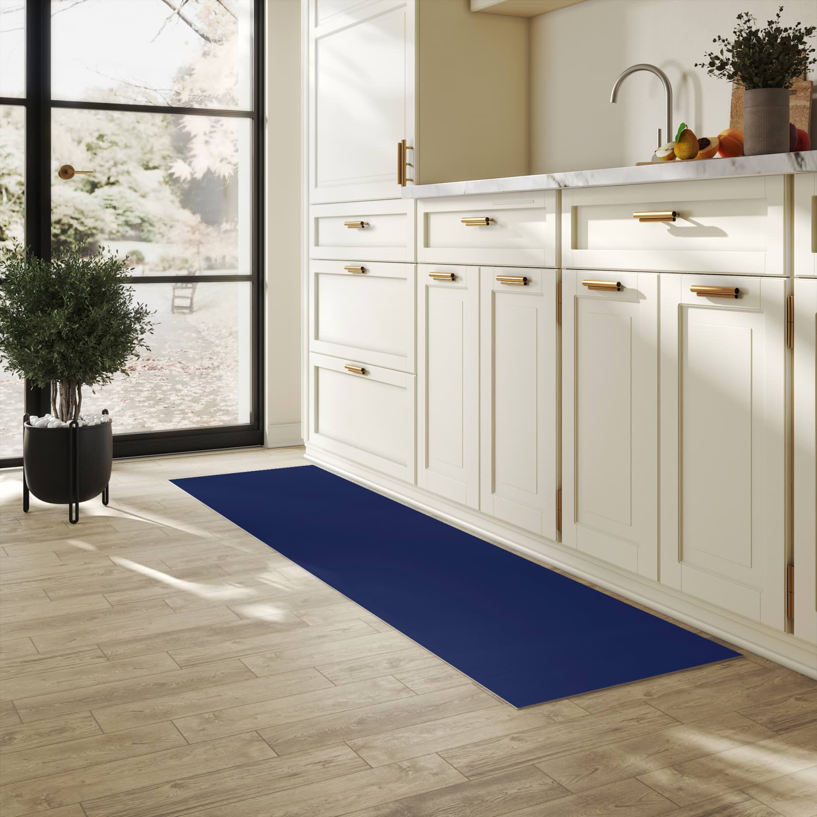 Geruchsneutraler Küchenläufer mit Motiv Marineblauer Hintergrund II in heller Küche