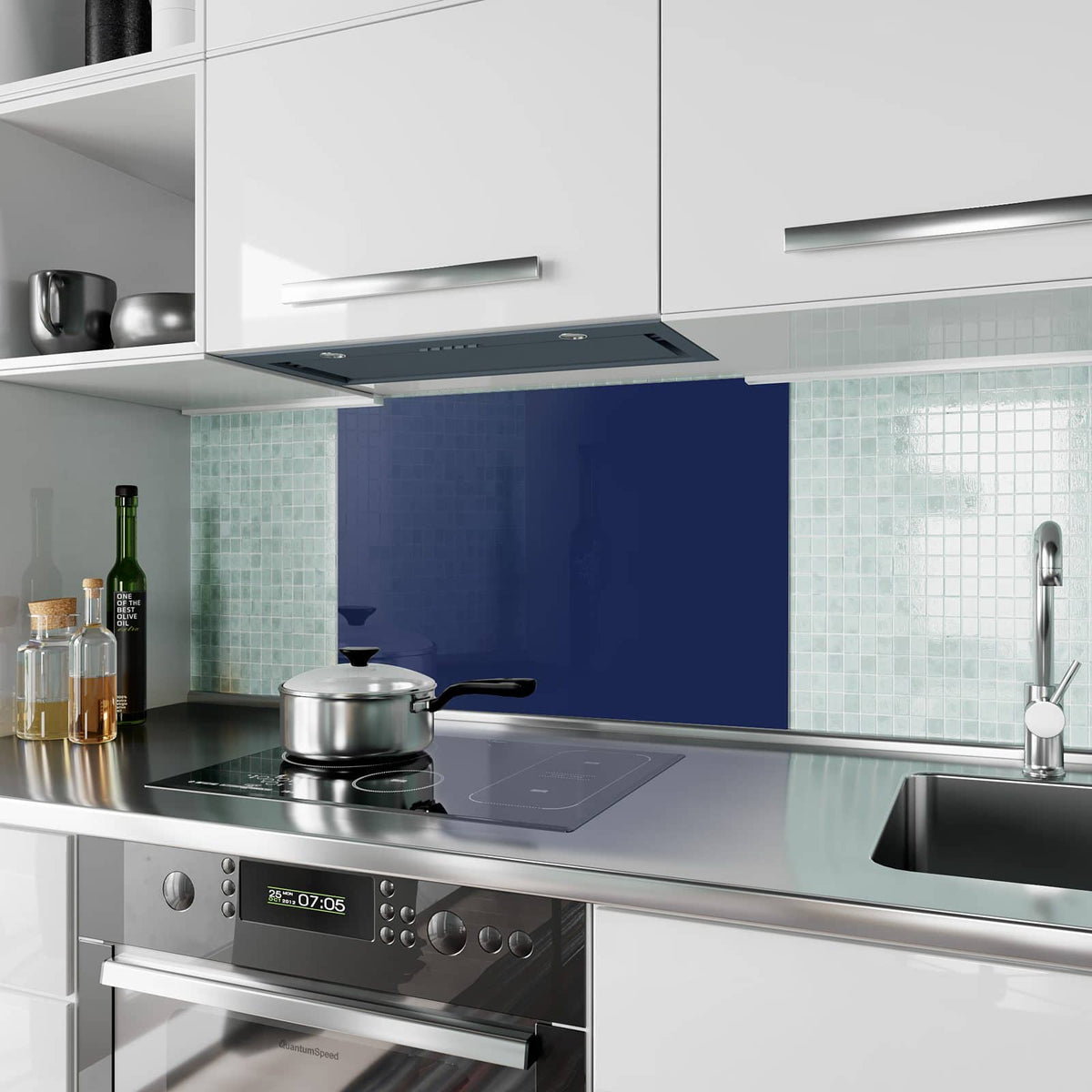 Küchenrückwand aus Glas Tiefseeblau im Hochformat als Spritzschutz hinter dem Kochfeld, über dem Fliesenspiegel montiert