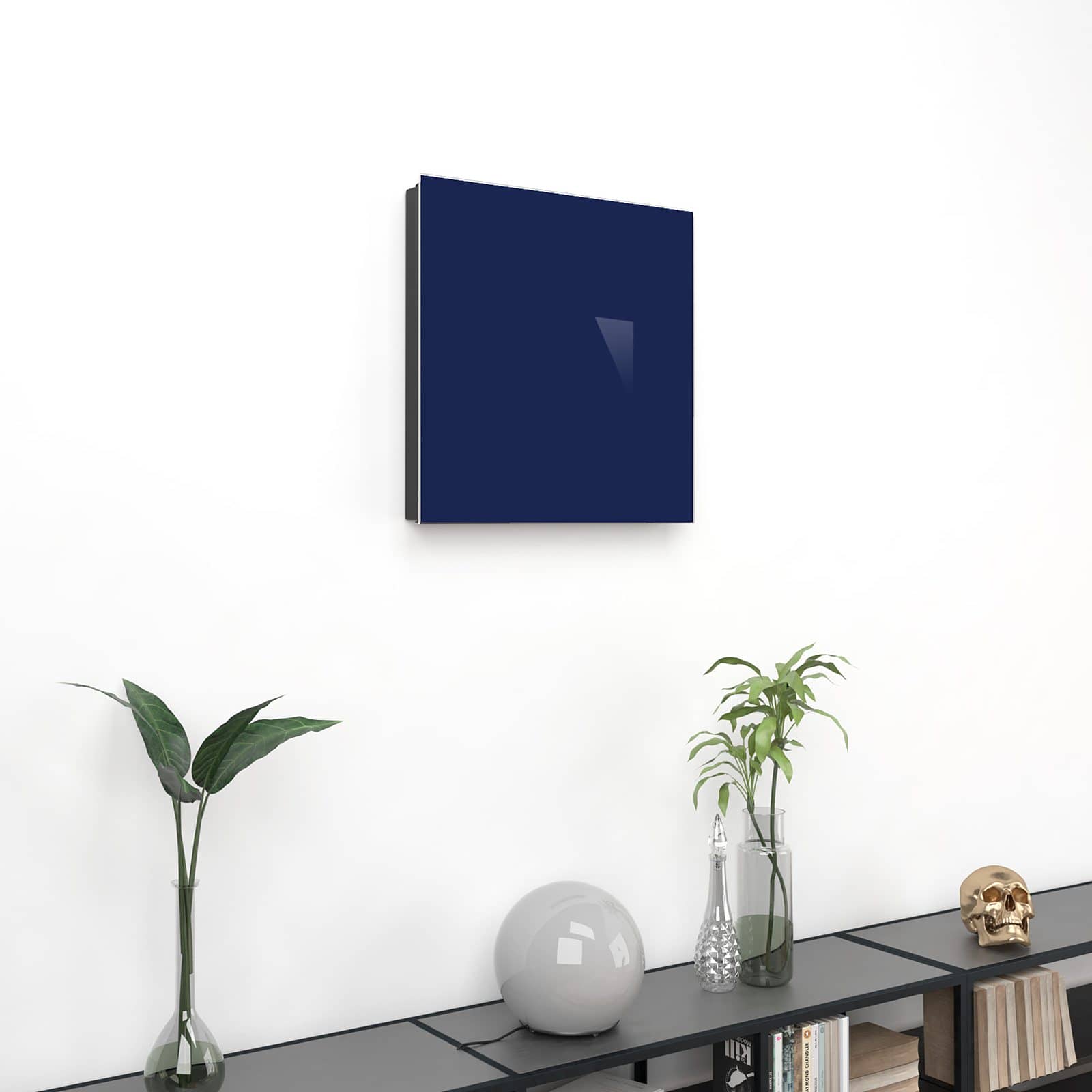 Praktischer Schlüsselkasten mit Motiv Marineblauer Hintergrund II an der Wand im Wohnzimmer