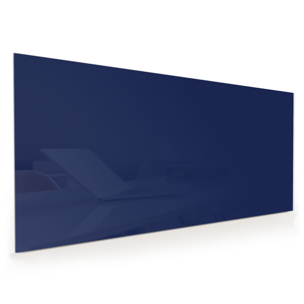 Küchenrückwand aus Glas im Hochformat mit Motiv Tiefseeblau: Sehr dunkles, blaustichiges Marineblau als randlose Vollfläche, kein Muster