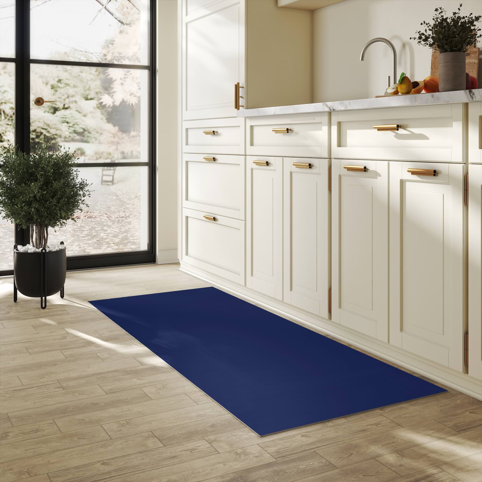 Komfortabler langer Teppich mit Motiv Marineblauer Hintergrund II in heller Küche