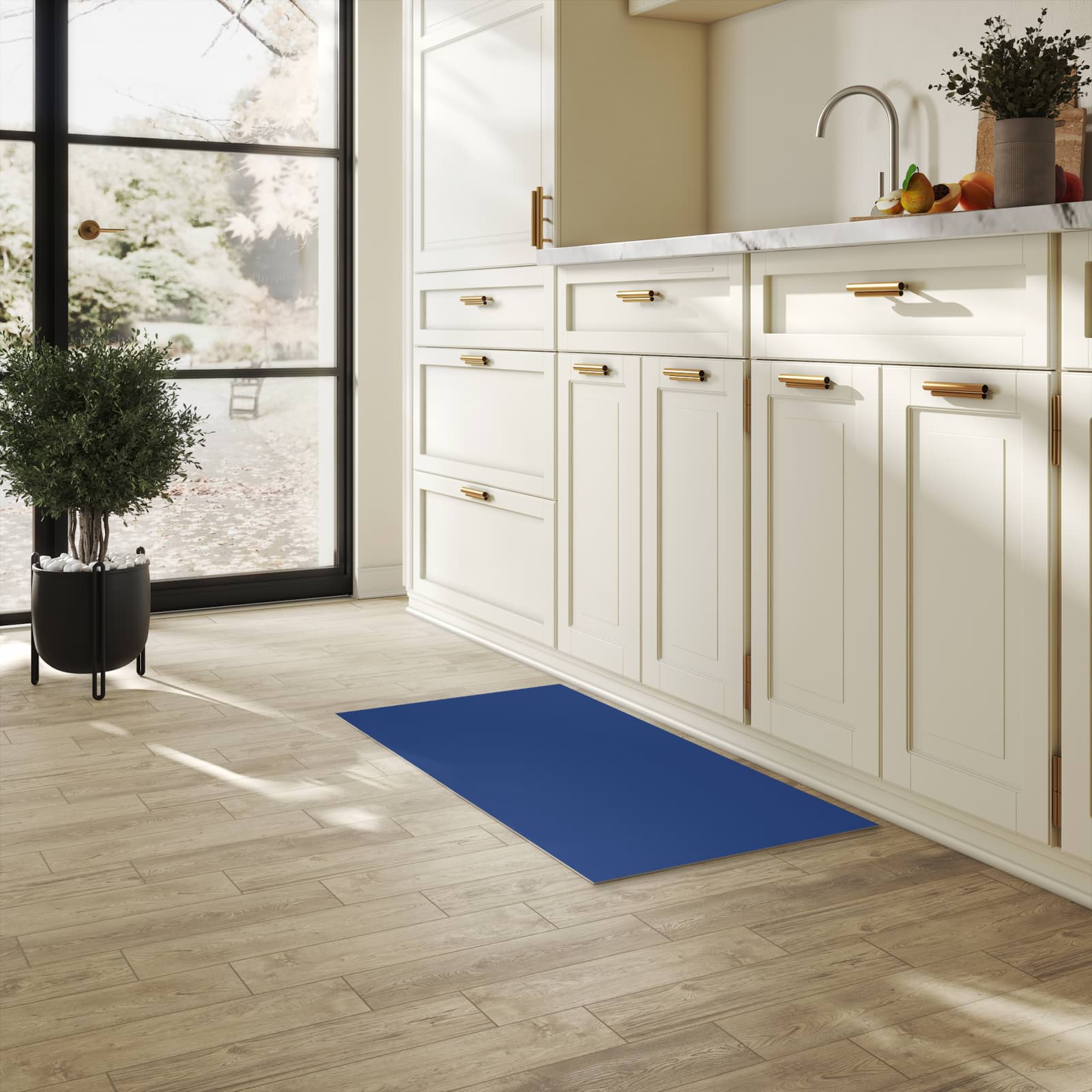 Pflegeleichter Küchenläufer mit Motiv Marineblauer Hintergrund III in heller Küche