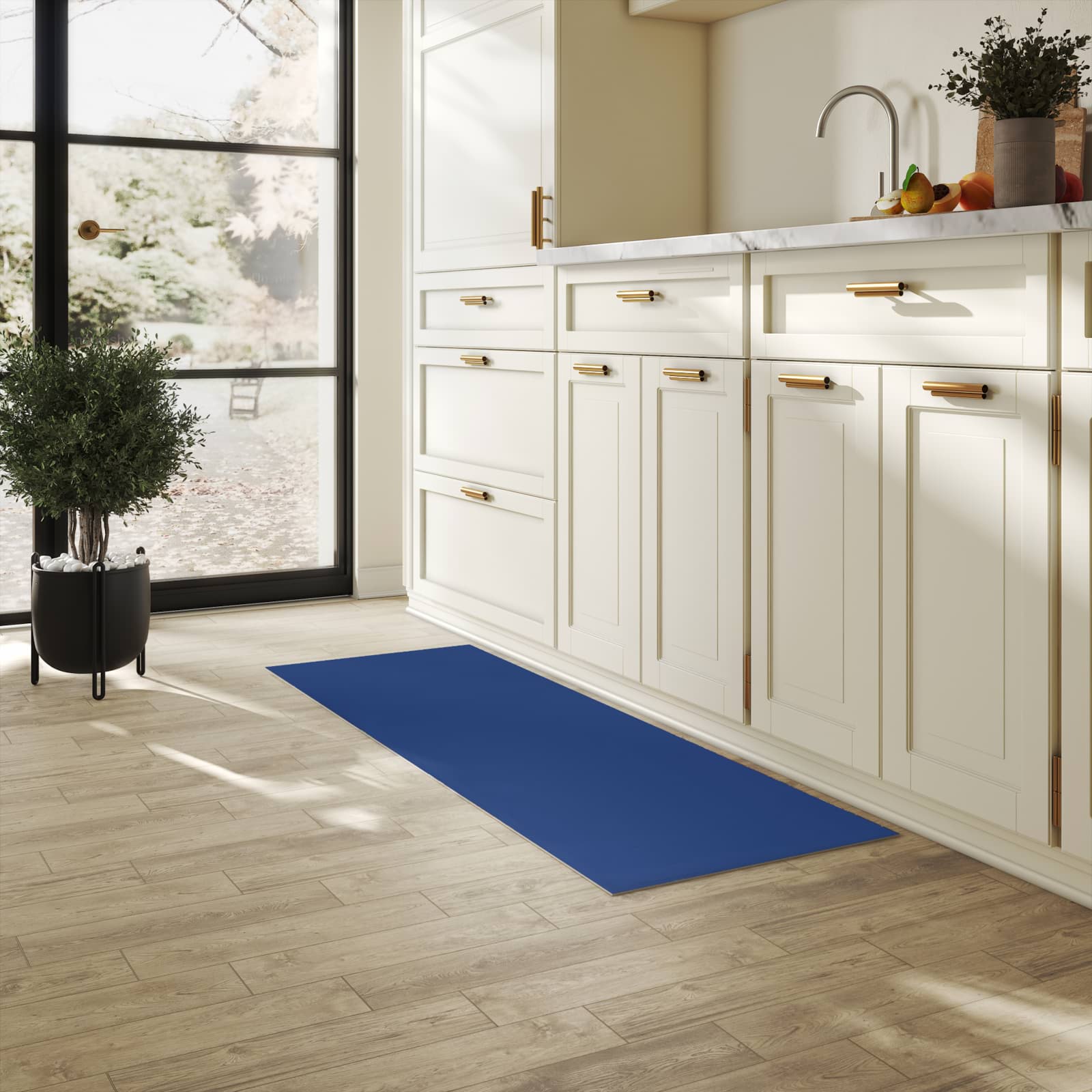 Rutschfester Küchenläufer mit Motiv Marineblauer Hintergrund III in heller Küche