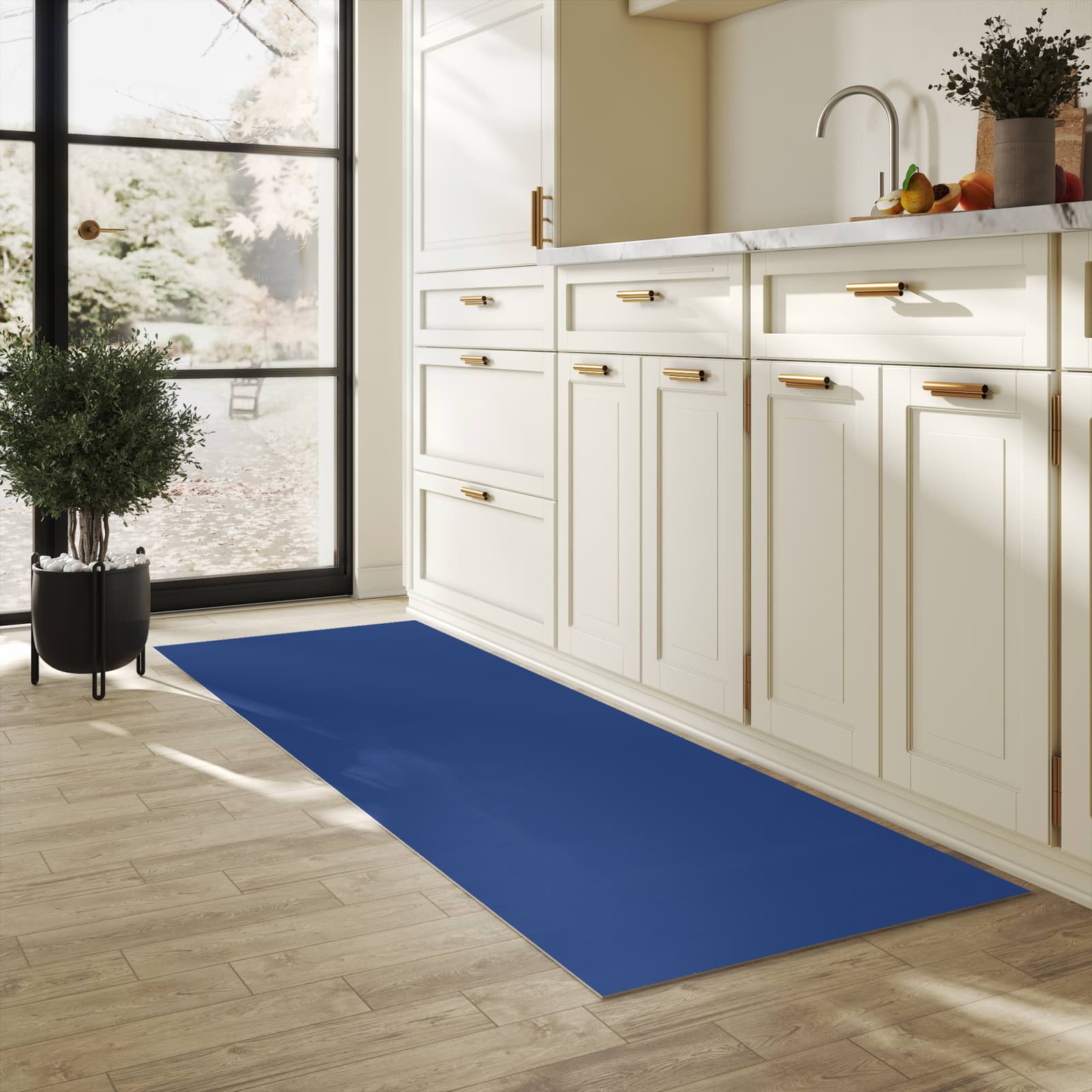 Langlebiger Küchenteppich mit Motiv Marineblauer Hintergrund III in heller Küche