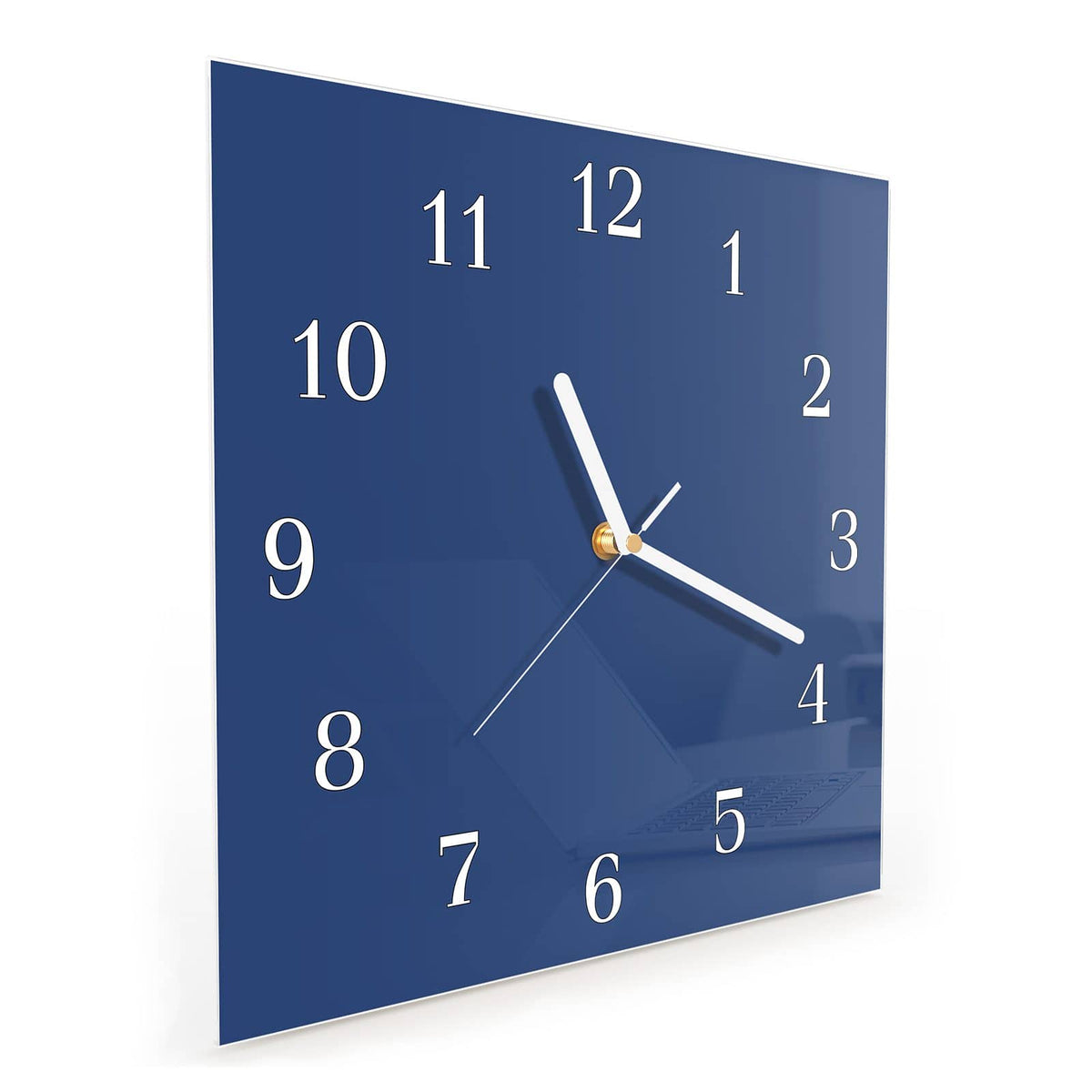 Quadratische Wanduhr aus Glas Jeansblau schräg von der Seite, 4 mm starkes Glas