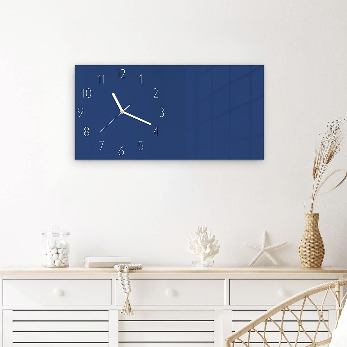Wanduhr Marineblauer Hintergrund III aus Glas – Querformat 60 × 30 cm – Sattes Marineblau in reiner Form