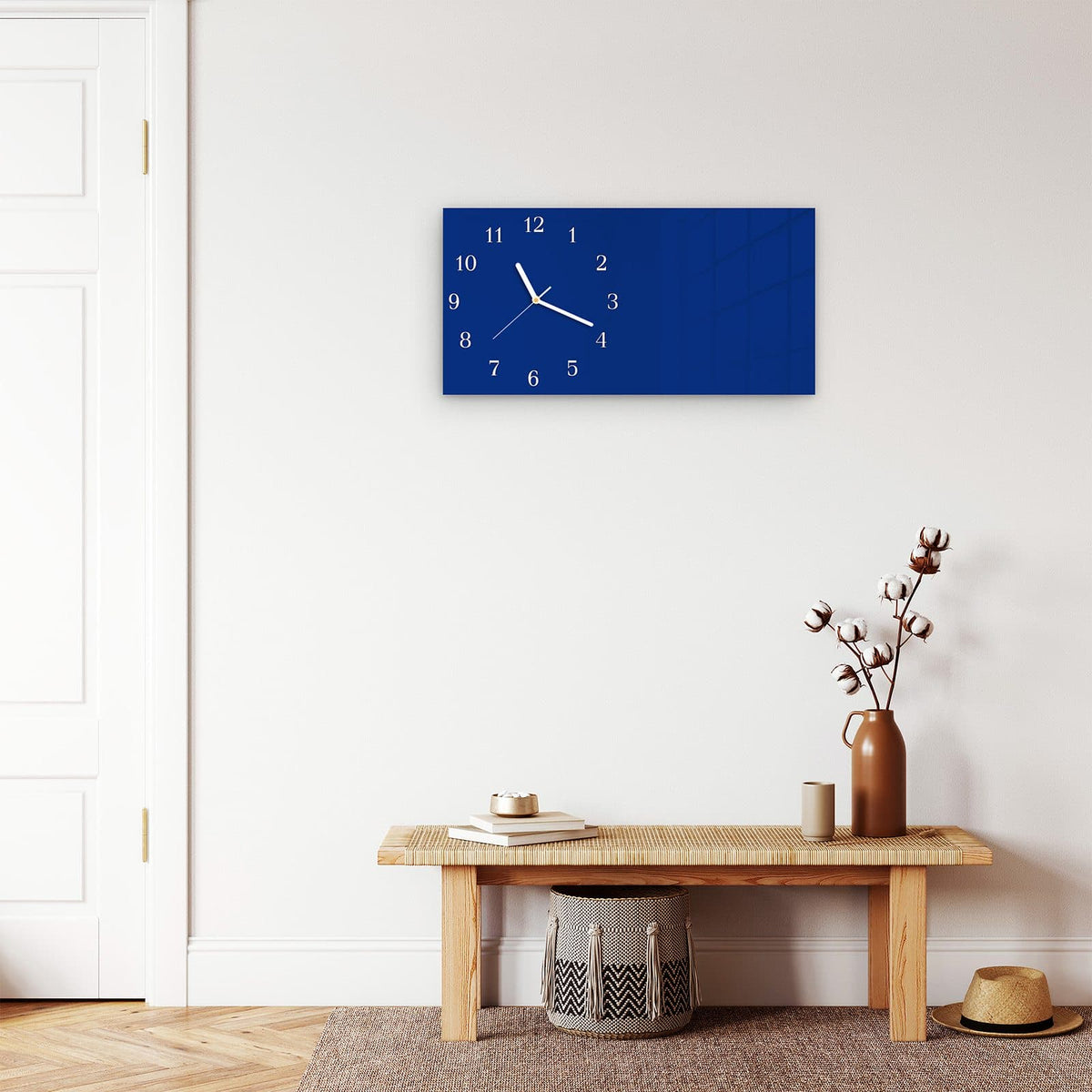 Moderne Wanduhr aus Glas mit Farbtiefe – Wanduhr Königsblauer Hintergrund I aus Glas – Querformat 60 × 30 cm