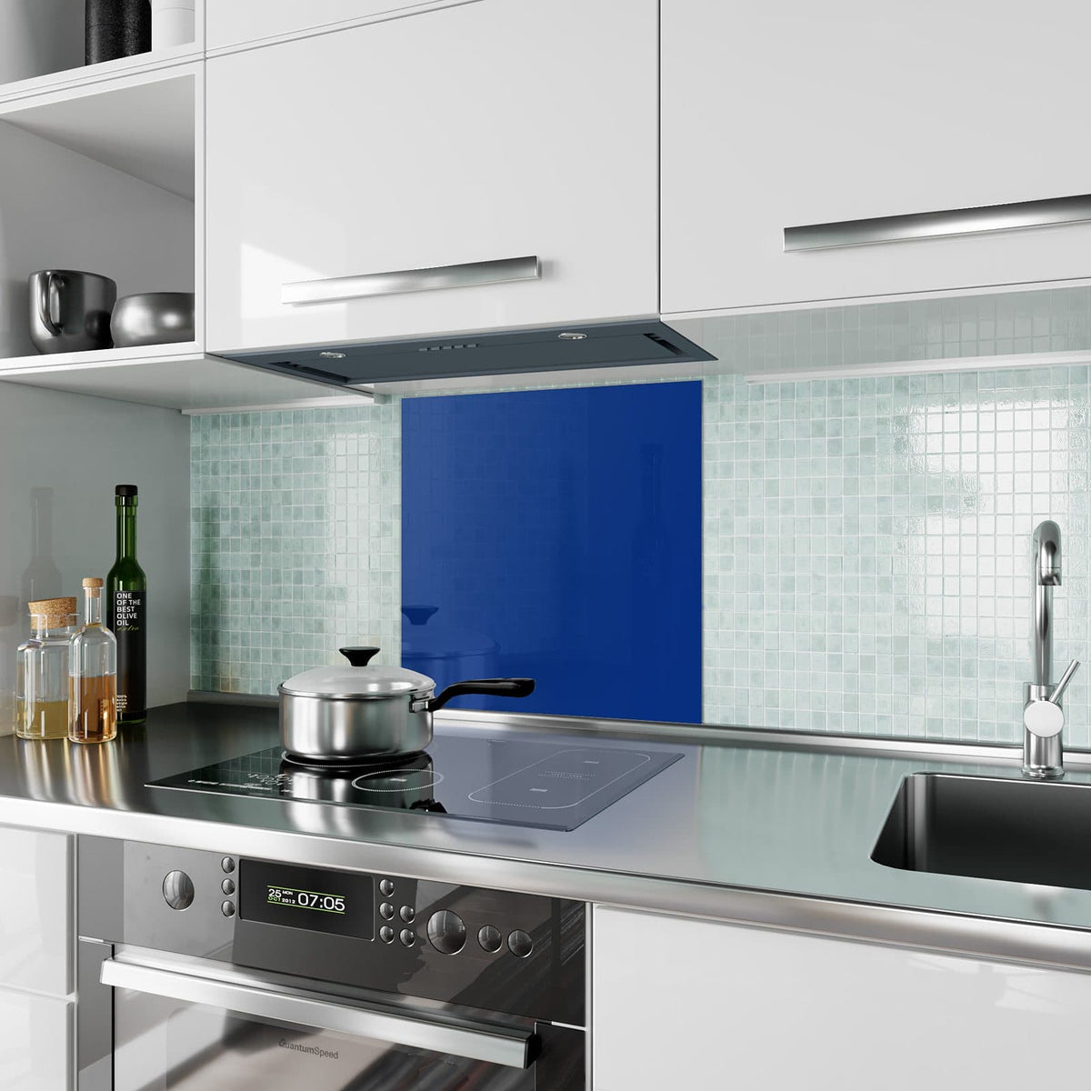Küchenrückwand aus Glas Tintenblau im quadratischen Format als Spritzschutz hinter dem Kochfeld, über dem Fliesenspiegel montiert