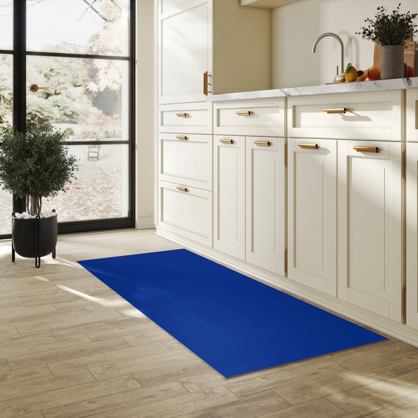 Wasserabweisender waschbarer Küchenläufer mit Motiv Königsblauer Hintergrund I in heller Küche