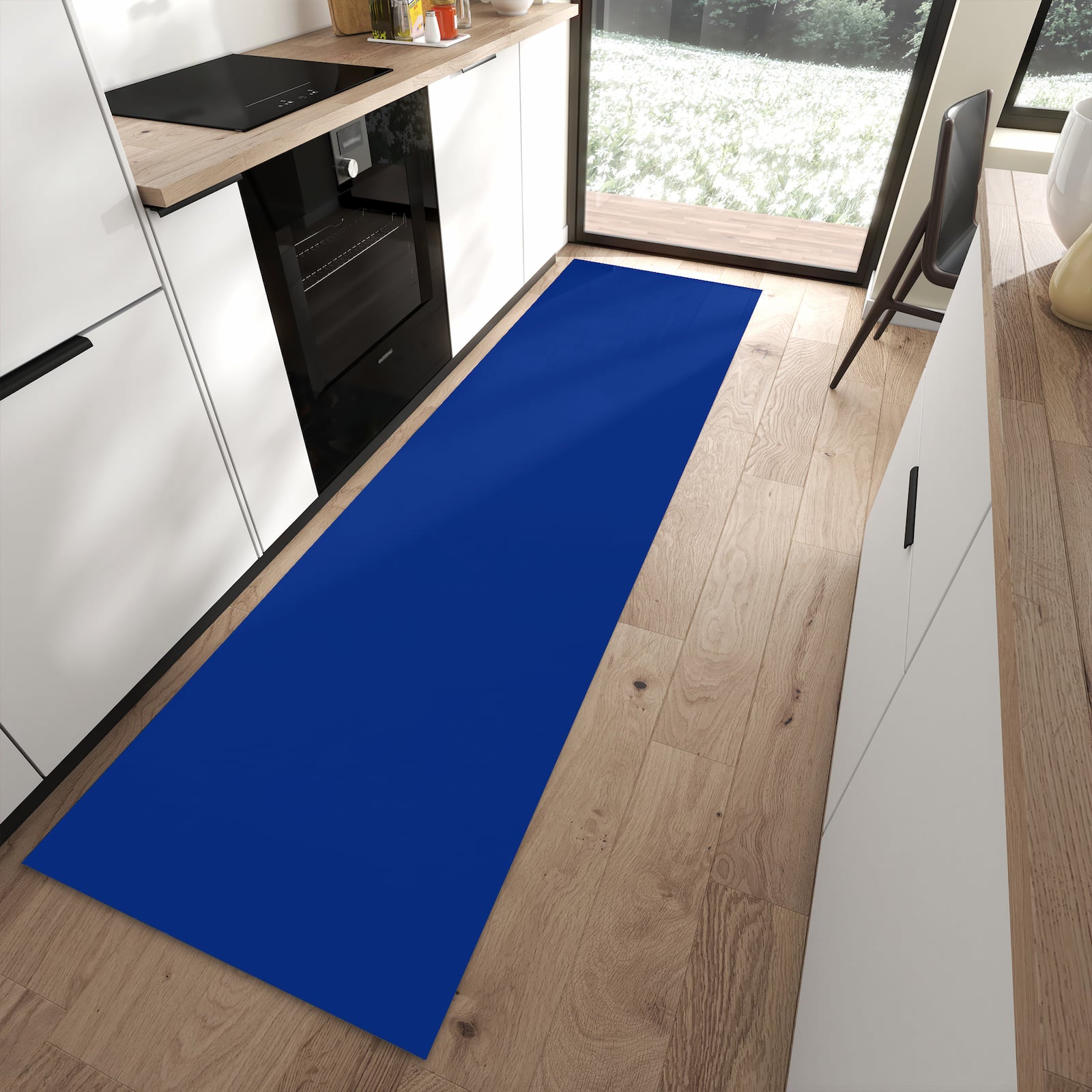 Geruchsneutraler Küchenteppich mit Motiv Königsblauer Hintergrund I in moderner Küche