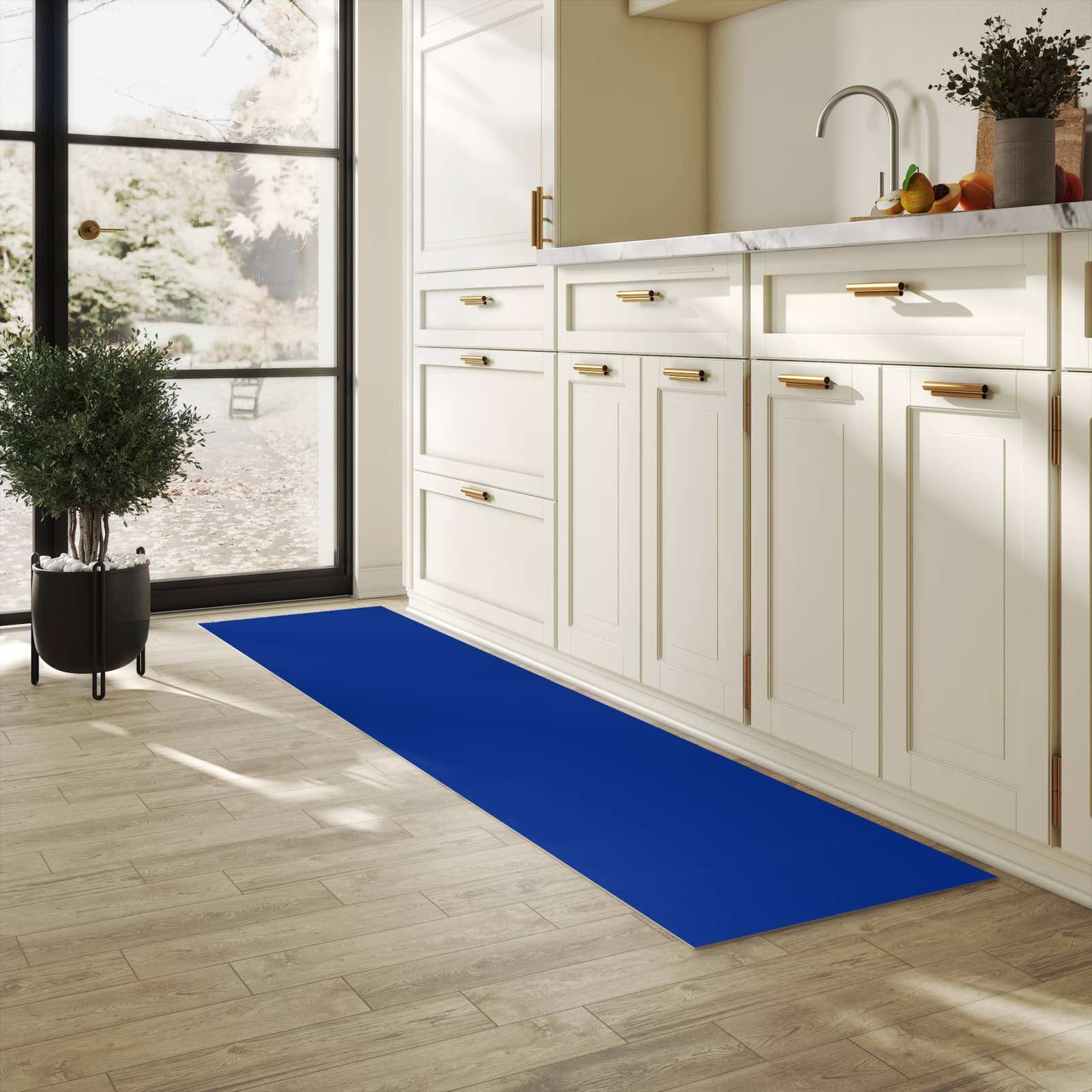 Abriebfester rutschfester Küchenläufer mit Motiv Königsblauer Hintergrund I in heller Küche