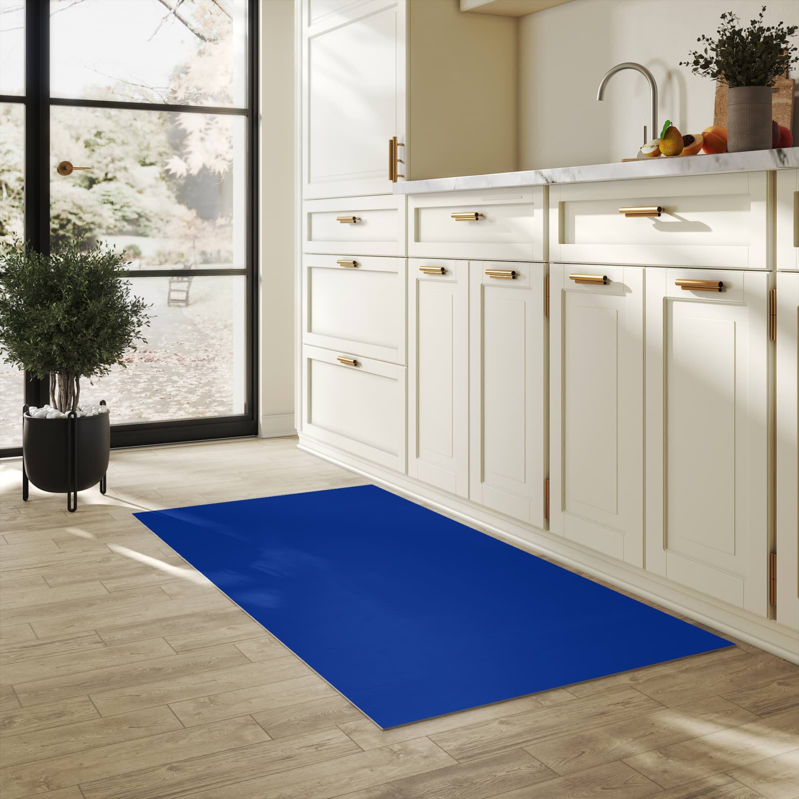 Langlebiger, waschbarer Küchenläufer mit Motiv Königsblauer Hintergrund I in heller Küche