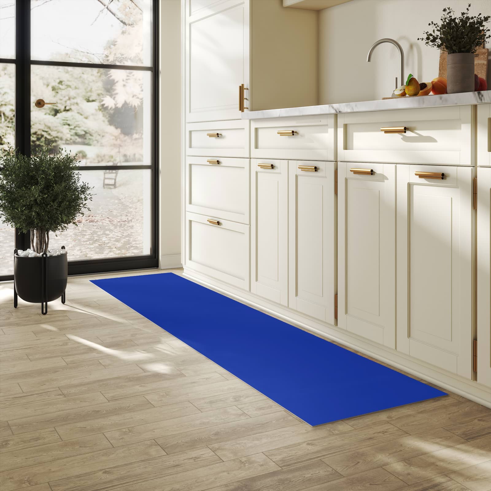 Strapazierfähiger Küchenteppich mit Motiv Königsblauer Hintergrund II in heller Küche