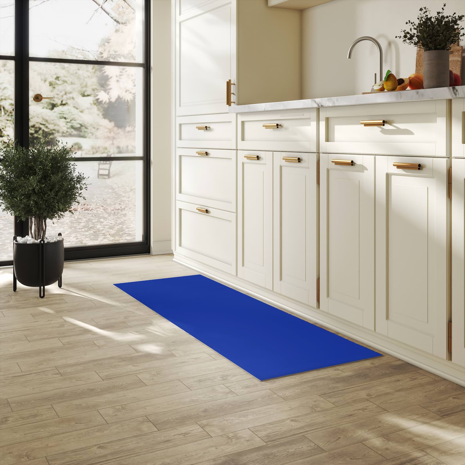 Bodenläufer mit Motiv Königsblauer Hintergrund II für angenehme Haptik in heller Küche