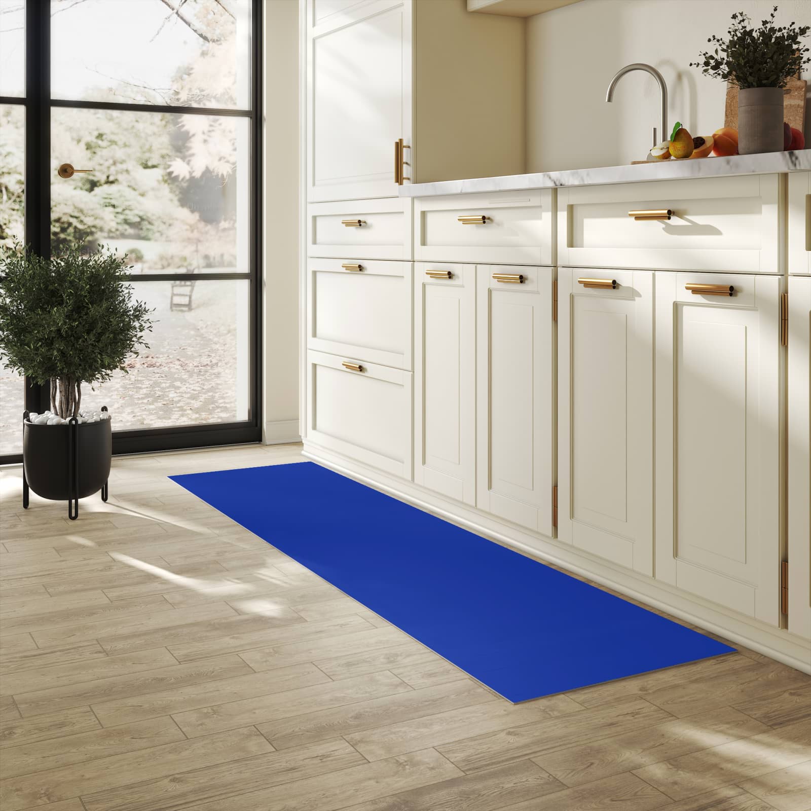 Hygienischer Bodenläufer Teppich mit Motiv Königsblauer Hintergrund II in heller Küche