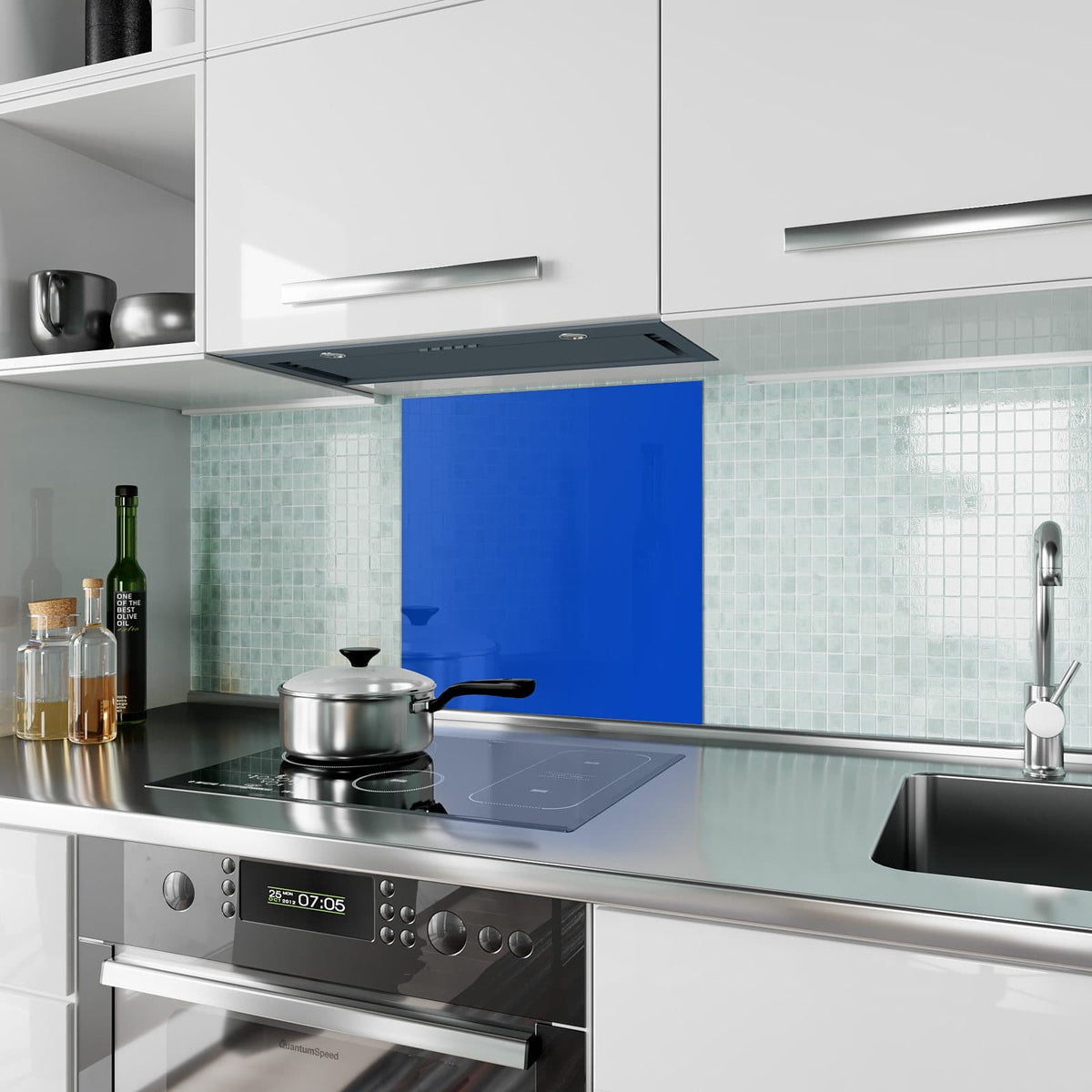 Küchenrückwand aus Glas Kornblumenblau im quadratischen Format als Spritzschutz hinter dem Kochfeld, über dem Fliesenspiegel montiert