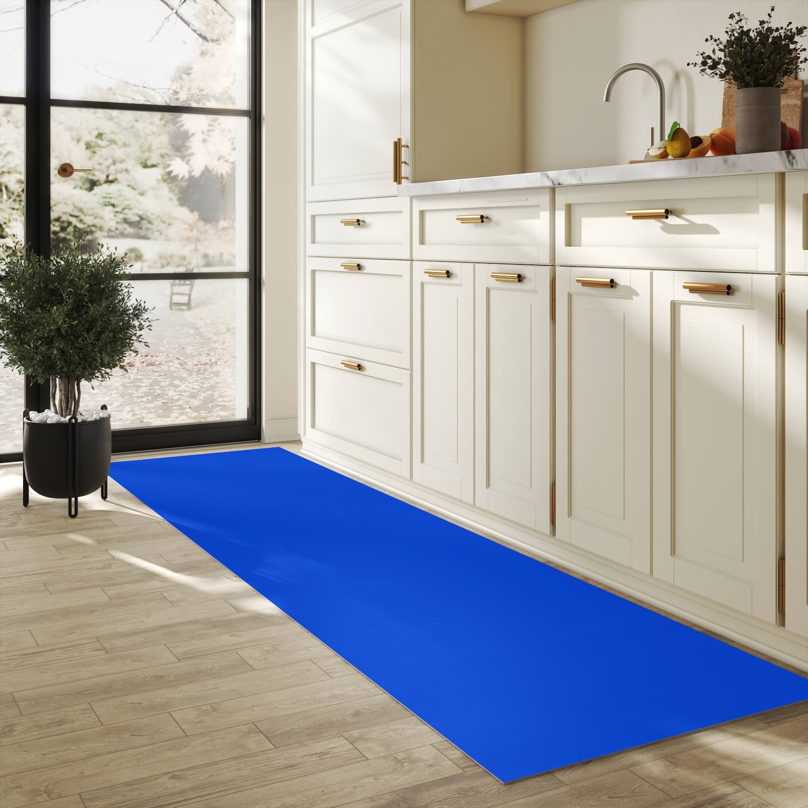 Flacher rutschfester Küchenteppich mit Motiv Königsblauer Hintergrund III in heller Küche