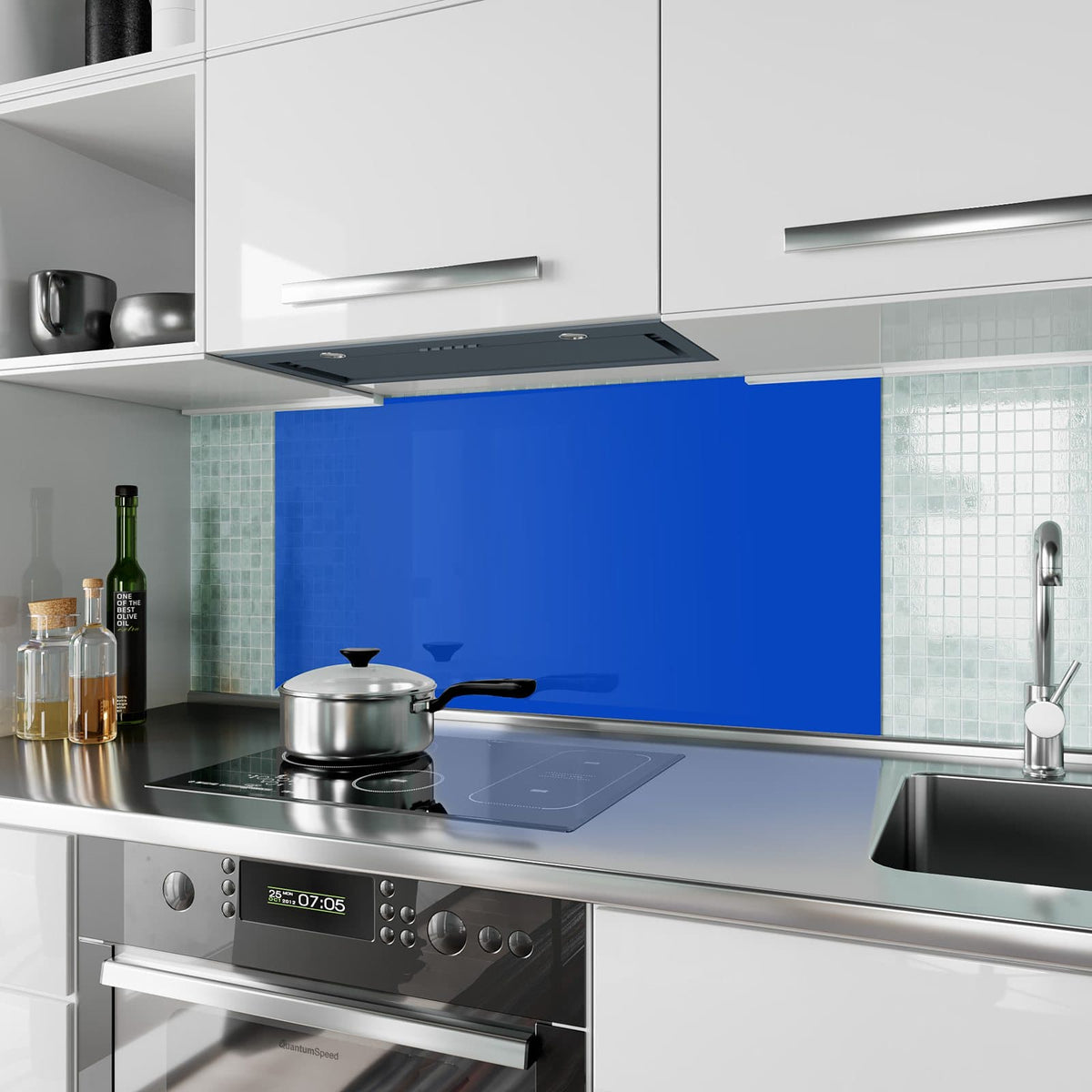 Küchenrückwand aus Glas Kornblumenblau im Hochformat als Spritzschutz hinter dem Kochfeld, über dem Fliesenspiegel montiert