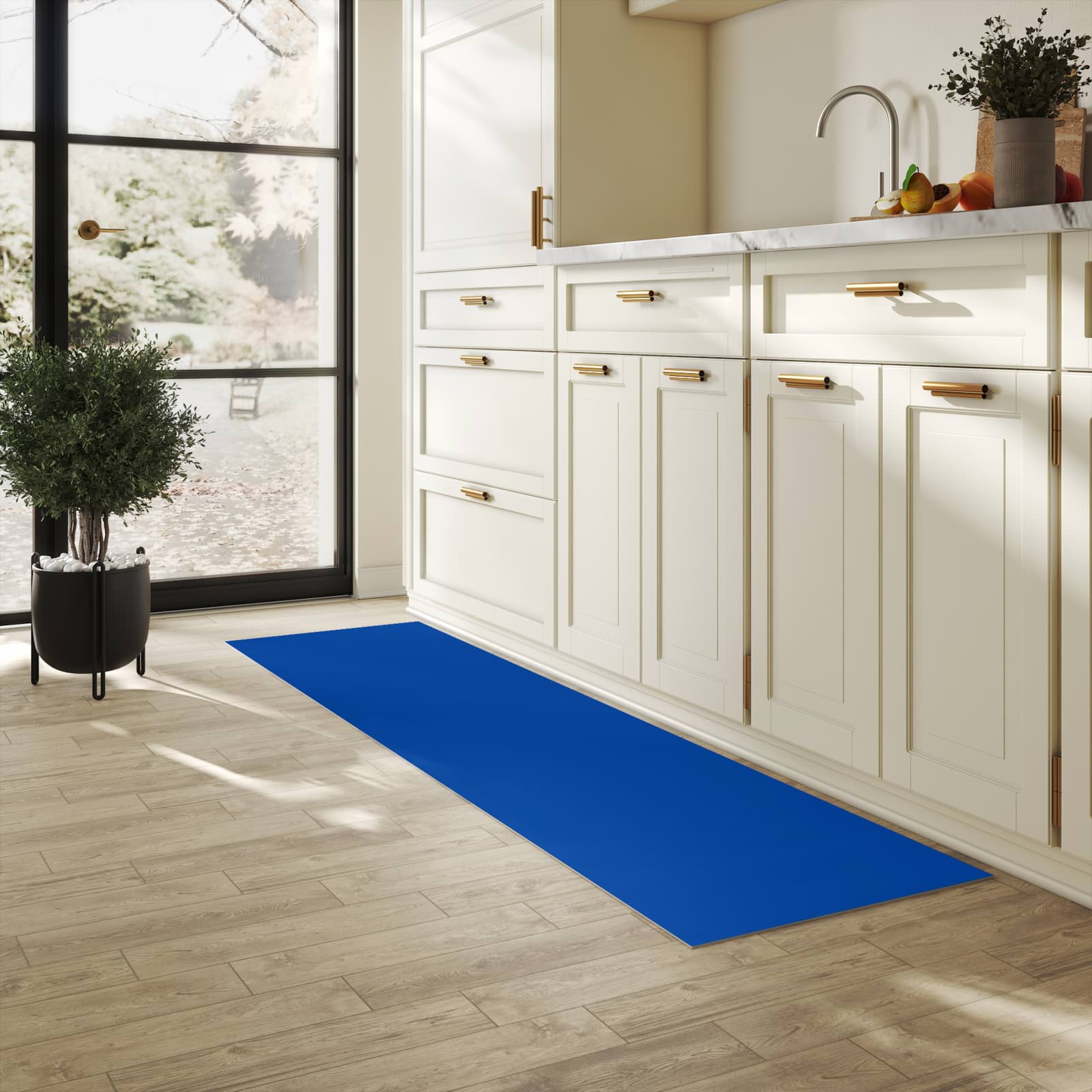 Waschbarer Küchenteppich mit Motiv Dunkelblauer Hintergrund I in heller Küche