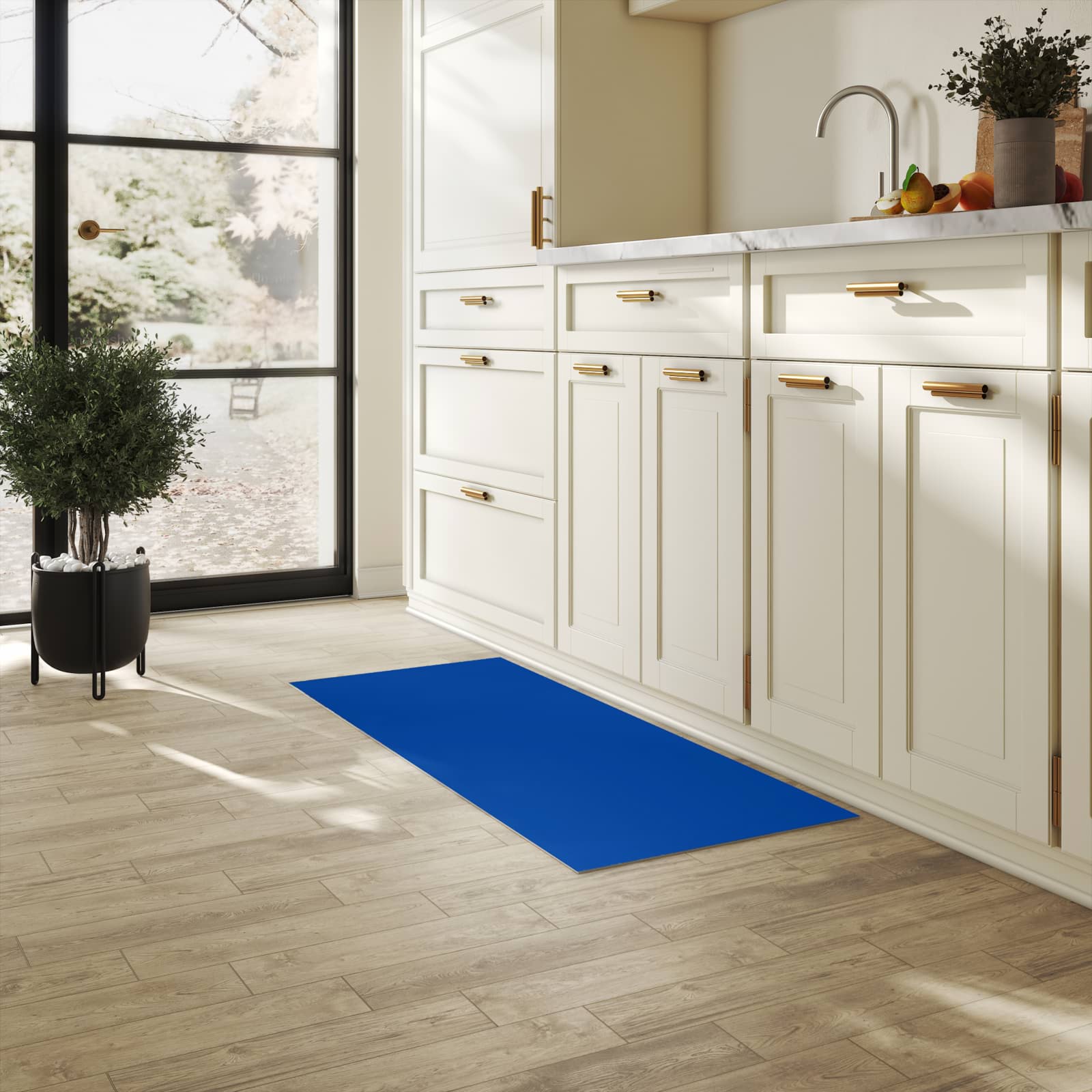 Hygienischer Küchenteppich mit Motiv Dunkelblauer Hintergrund I in heller Küche