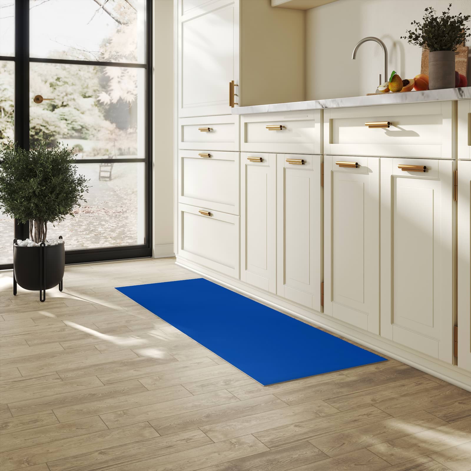 Strapazierfähiger Küchenteppich mit Motiv Dunkelblauer Hintergrund I in heller Küche