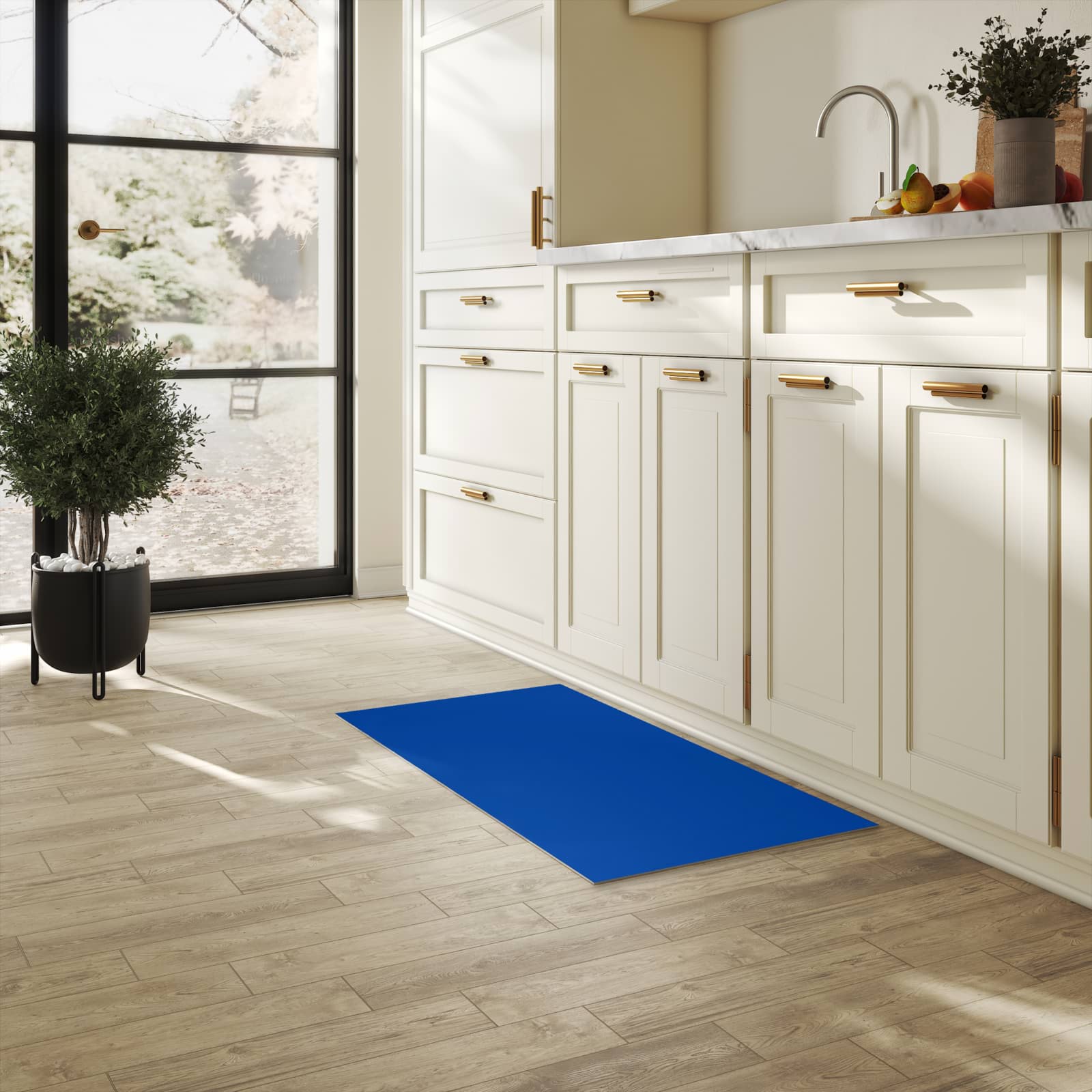 Komfortabler Küchenläufer mit Motiv Dunkelblauer Hintergrund I in heller Küche