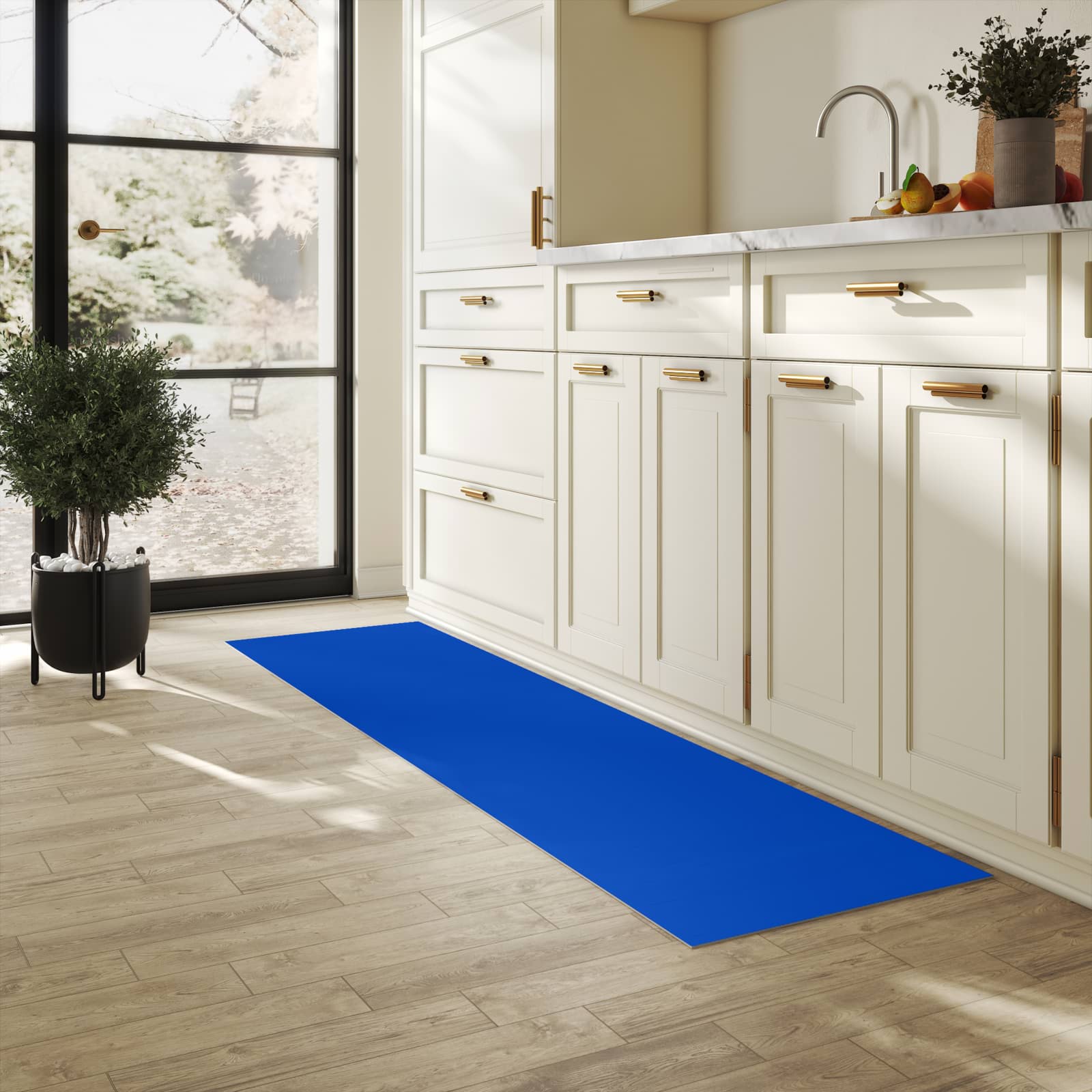 Wasserabweisender rutschfester Küchenläufer mit Motiv Dunkelblauer Hintergrund II in heller Küche