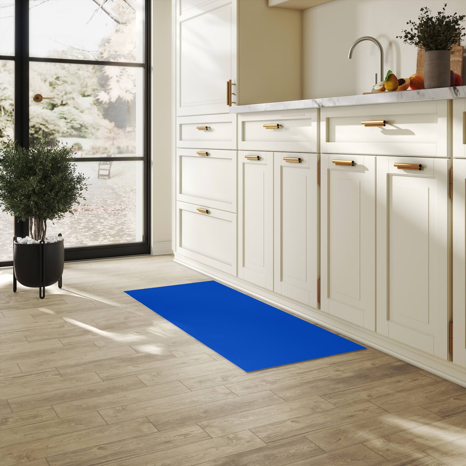 UV-beständiger Küchenläufer mit Motiv Dunkelblauer Hintergrund II in heller Küche