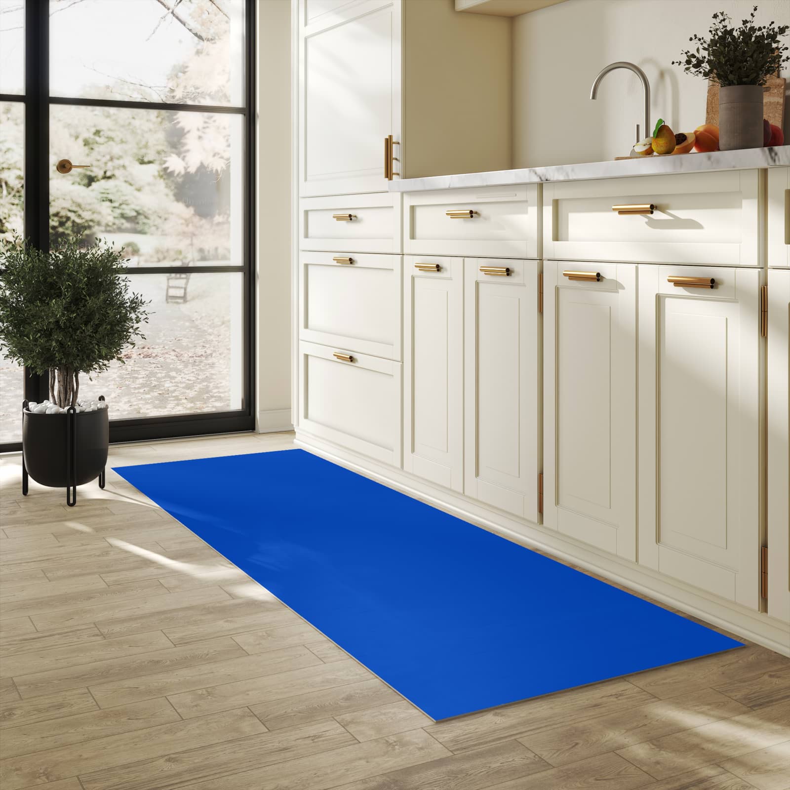 Flacher Küchenläufer nach Maß mit Motiv Dunkelblauer Hintergrund II in heller Küche