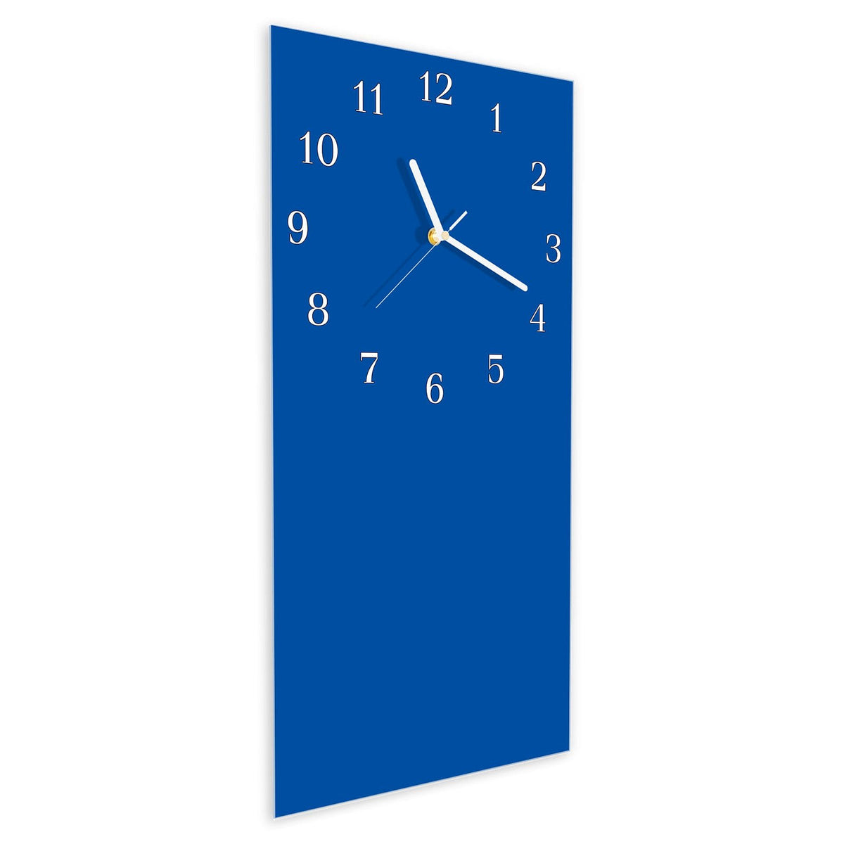 Wanduhr aus Glas im Hochformat Signalblau schräg von der Seite, 4 mm starkes Glas