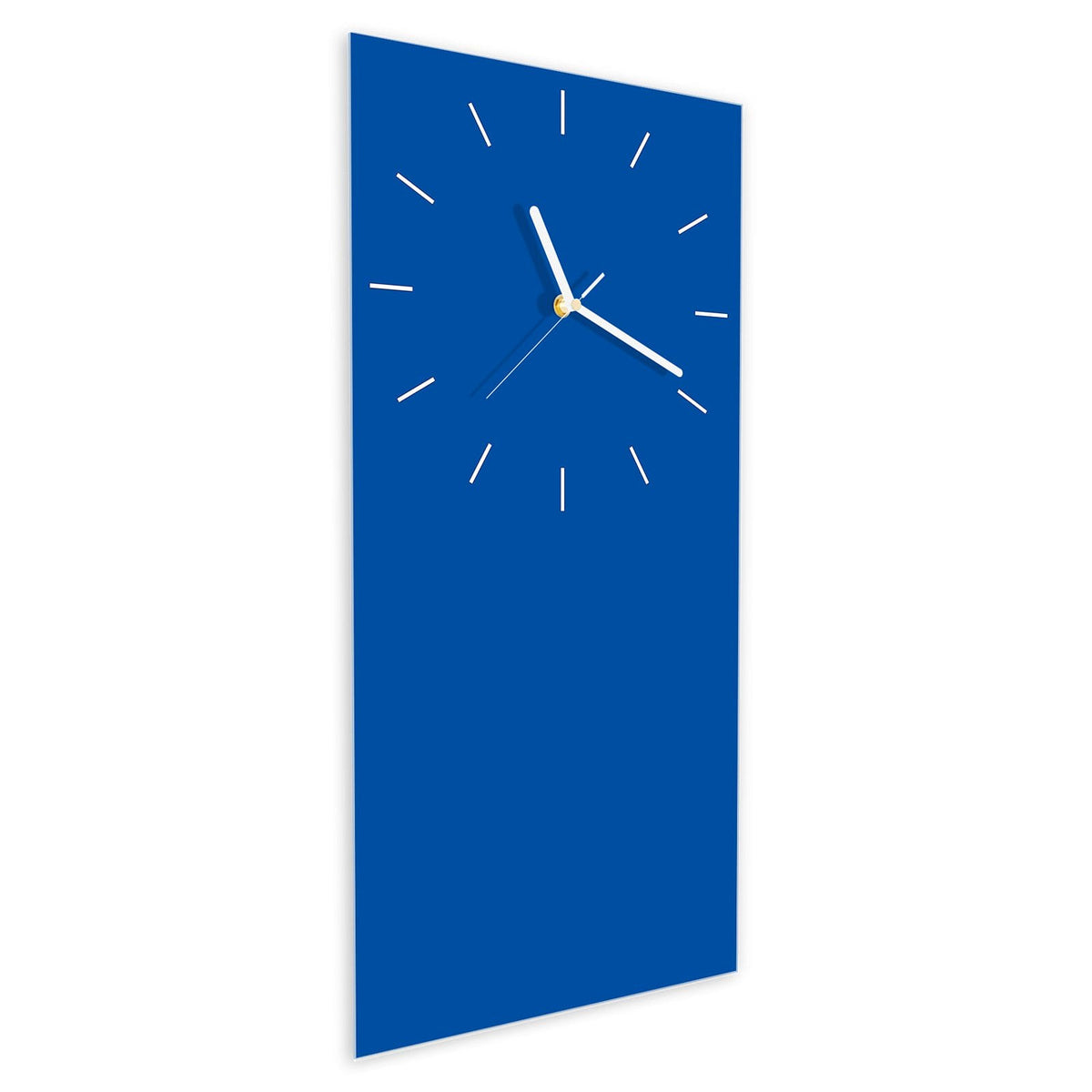 Wanduhr aus Glas im Hochformat Signalblau schräg von der Seite, 4 mm starkes Glas