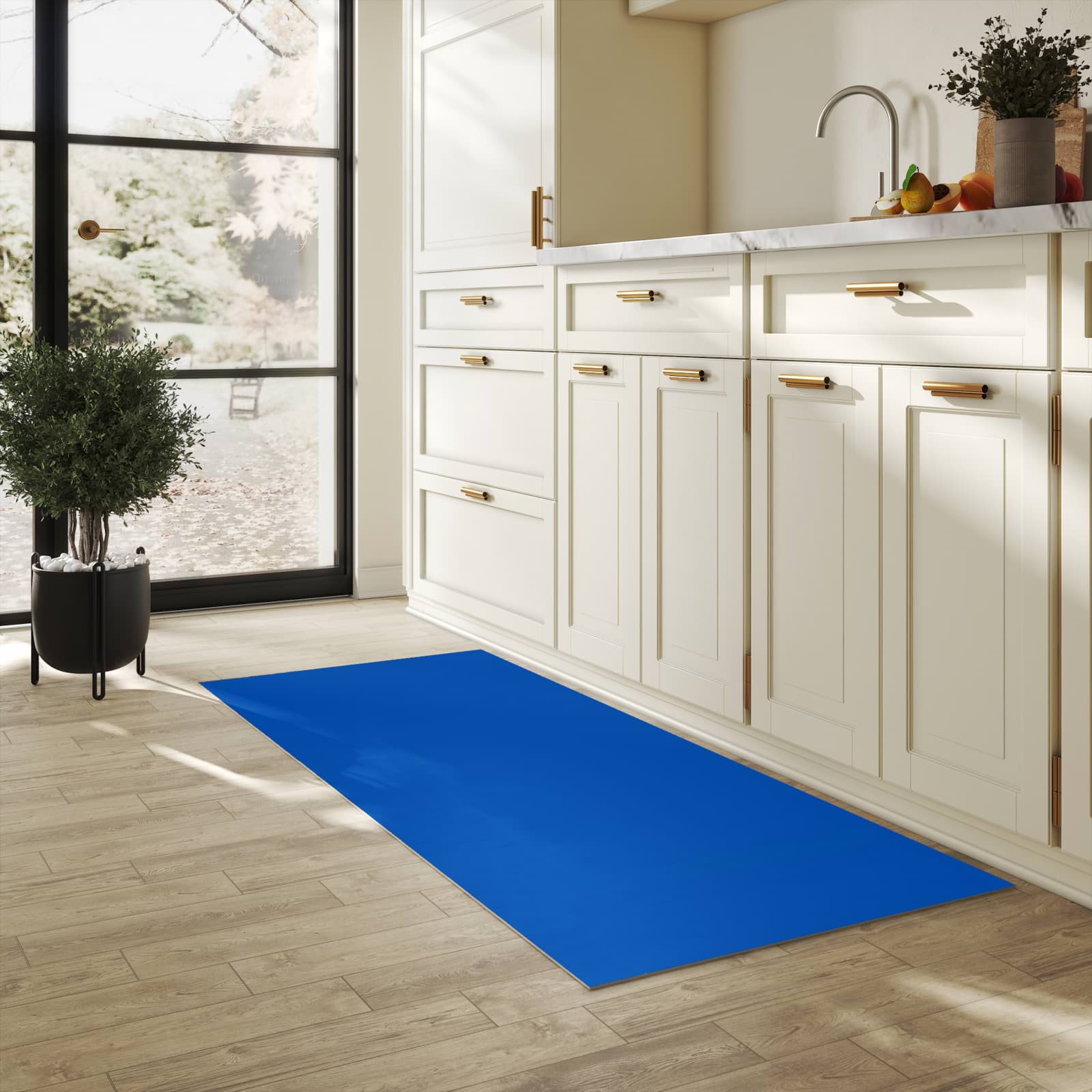 Bodenschonender waschbarer Küchenteppich mit Motiv Dunkelblauer Hintergrund III in heller Küche