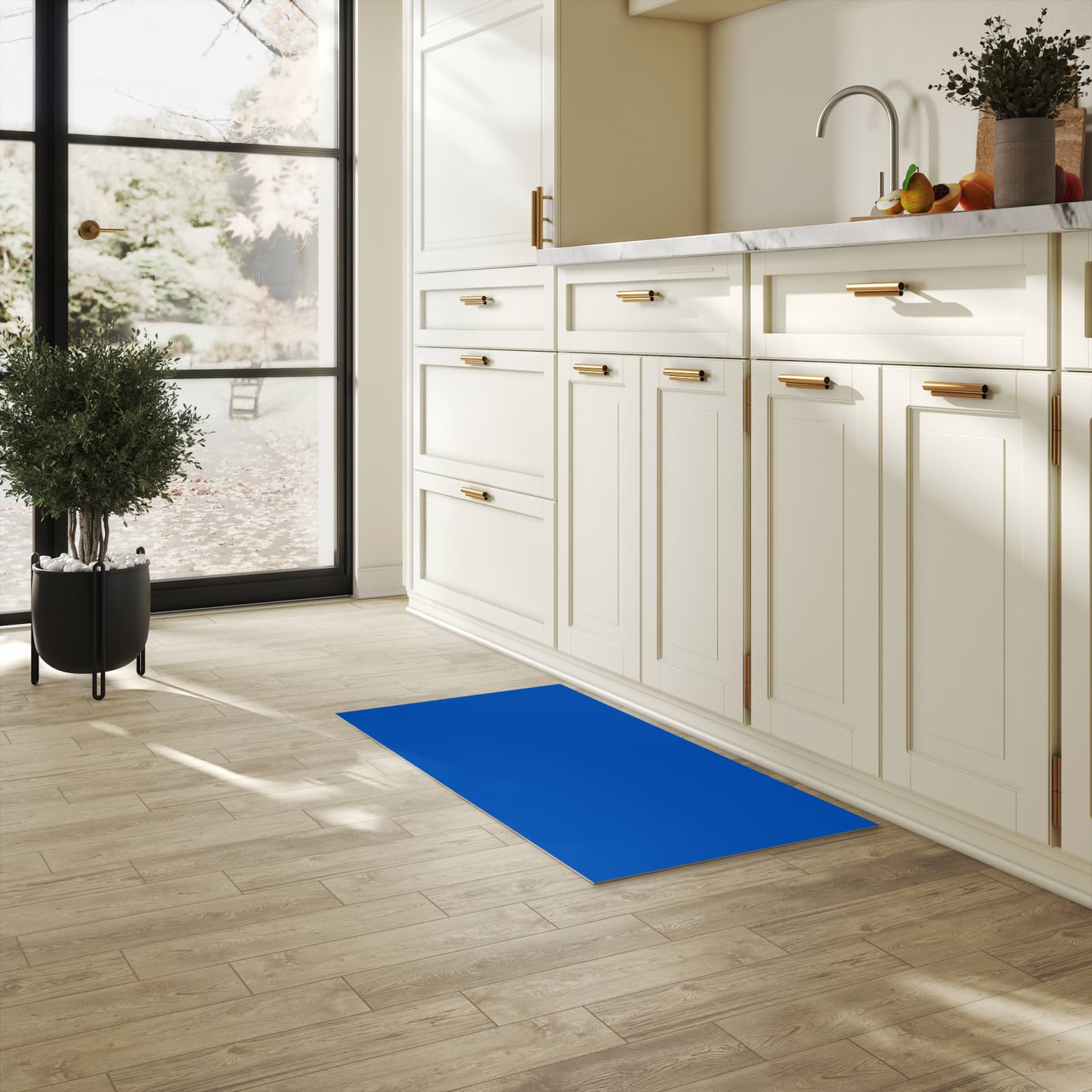 Strapazierfähiger Bodenläufer mit Motiv Dunkelblauer Hintergrund III in heller Küche