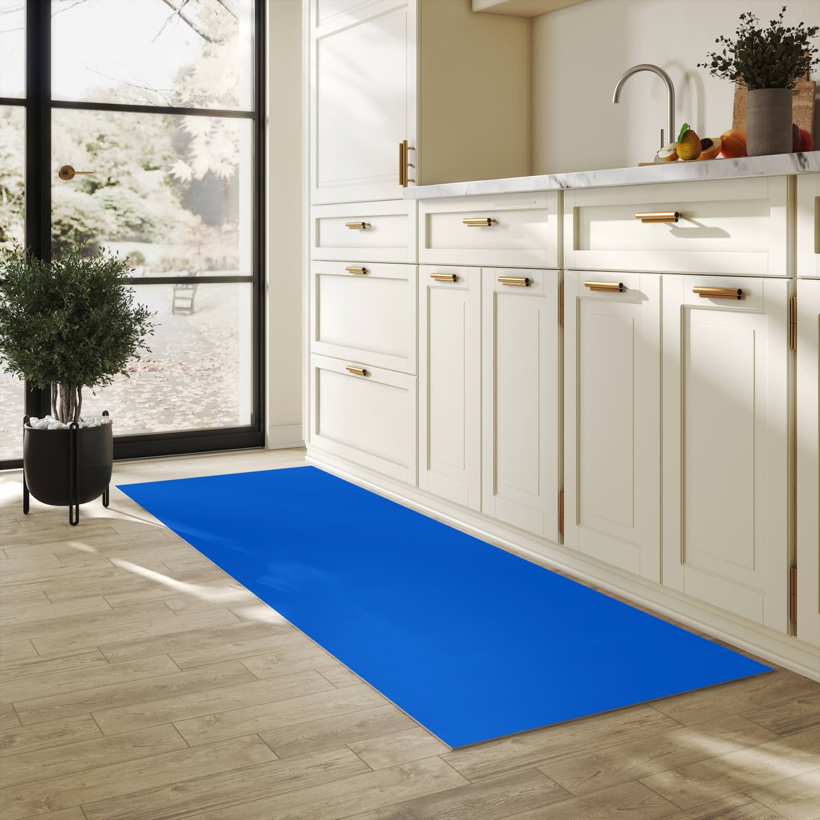 Komfortabler rutschfester Küchenteppich mit Motiv Blauer Hintergrund I in heller Küche