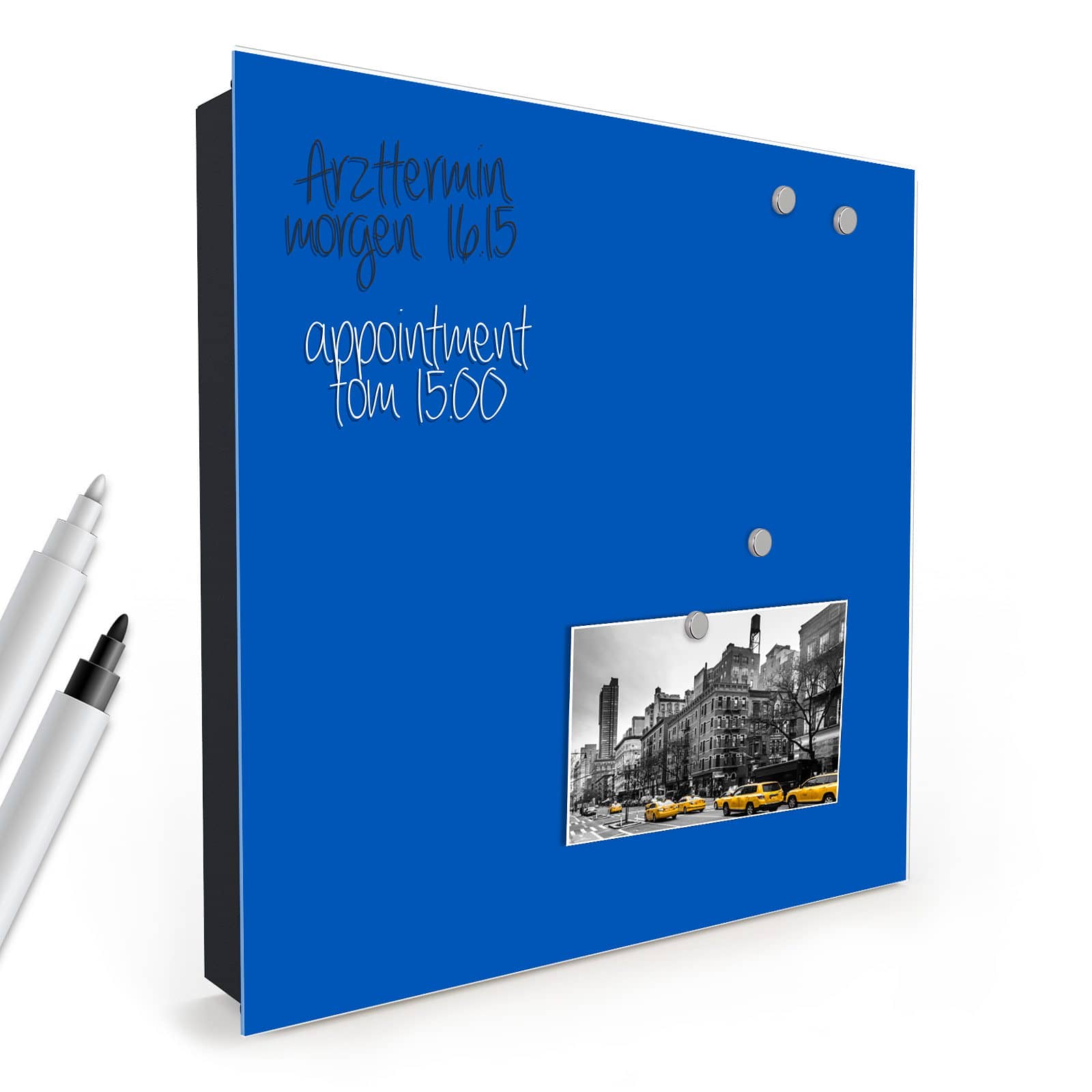 Aufgeräumter Schlüsselkasten mit Motiv Blauer Hintergrund I in schräger Produktansicht mit Zubehör