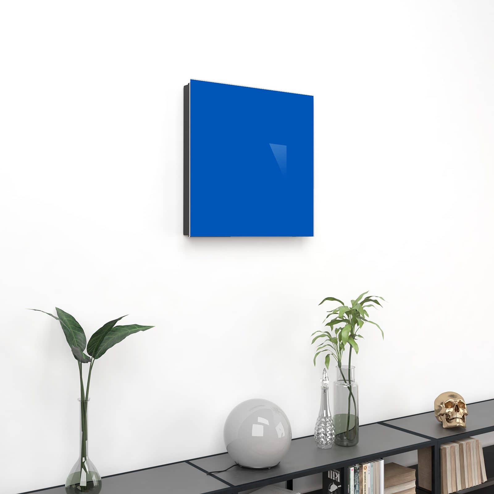 Komfortable Schlüsselaufbewahrung mit Motiv Blauer Hintergrund I an Wand im Wohnzimmer