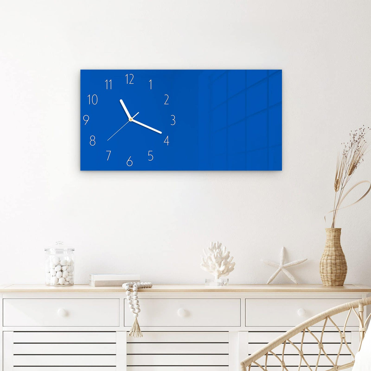 Wanduhr Blauer Hintergrund I aus Glas – Querformat 60 × 30 cm – Klares Blau als ruhige Fläche