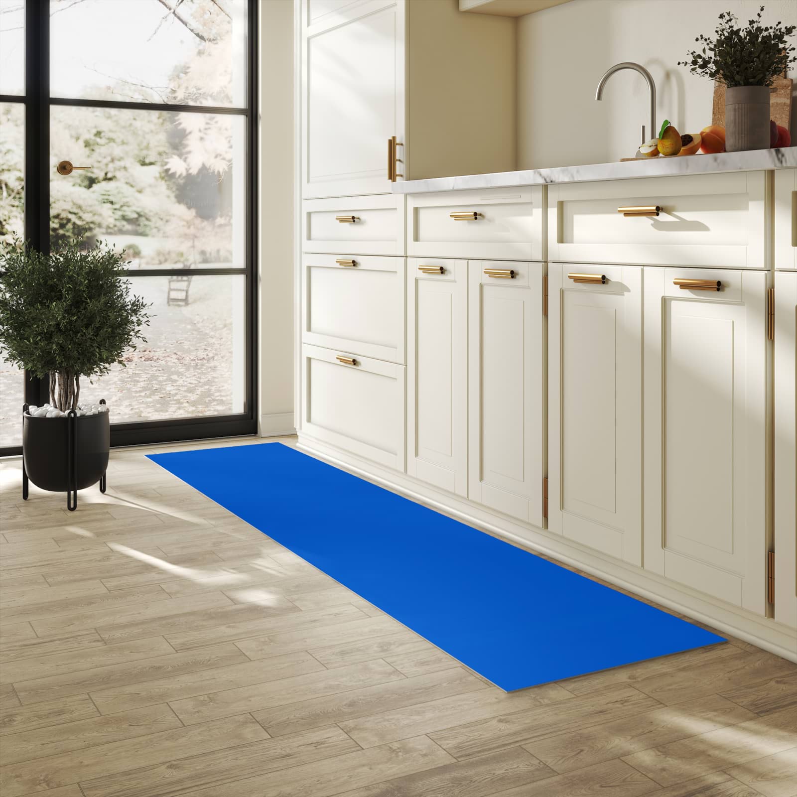 Geruchsneutraler langer Teppich mit Motiv Blauer Hintergrund I in heller Küche